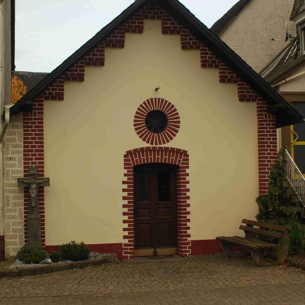 Ein kleines Gebäude steht zwischen zwei Häusern.