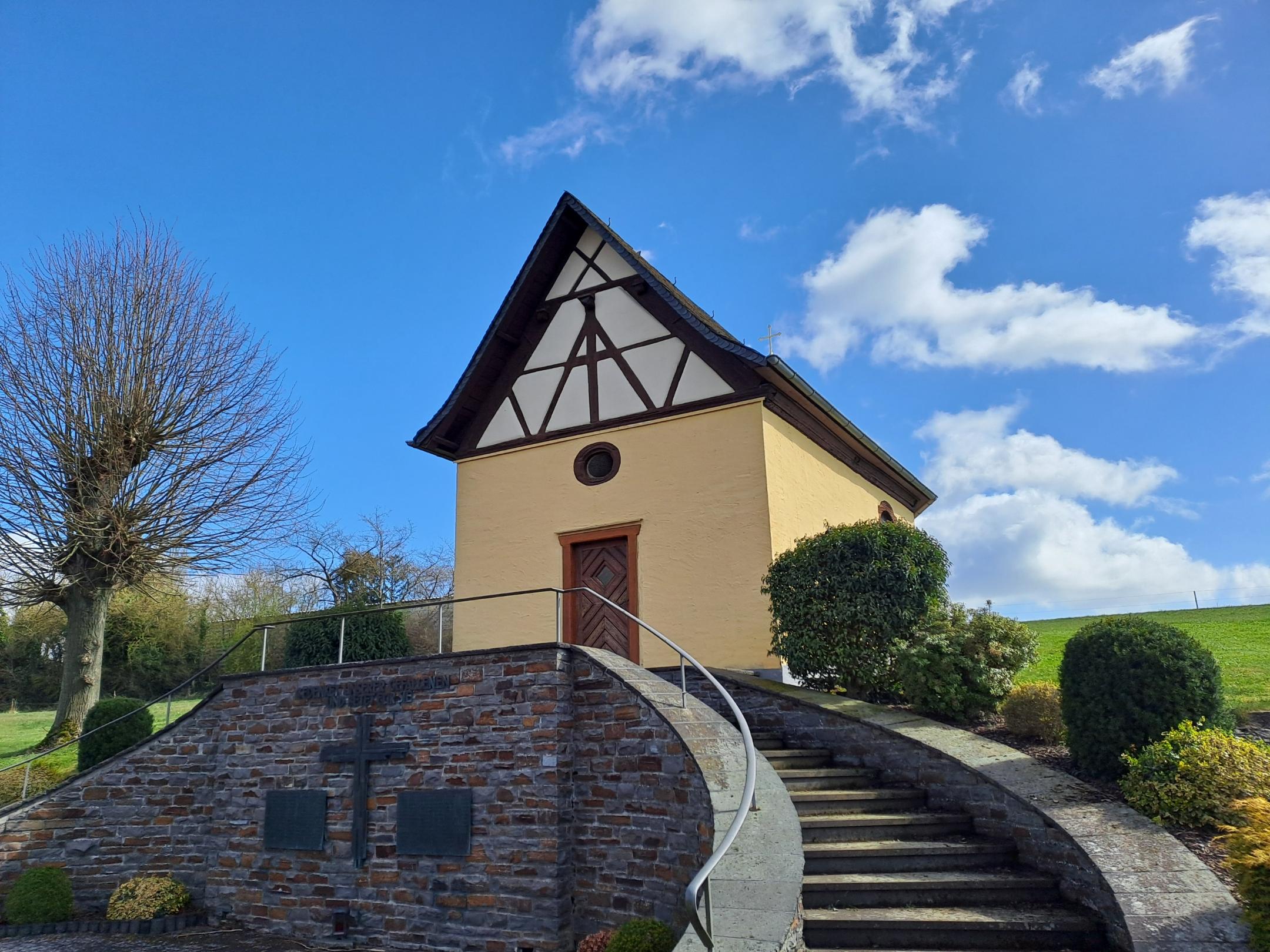 Die Heilig-Kreuz-Kapelle in Sabershausen auf einer Anhöhe.