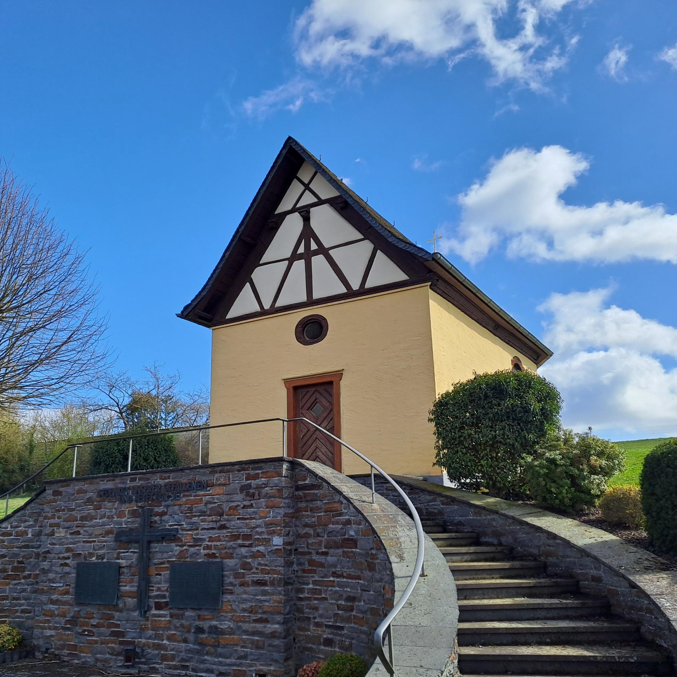 Die Heilig-Kreuz-Kapelle in Sabershausen auf einer Anhöhe.