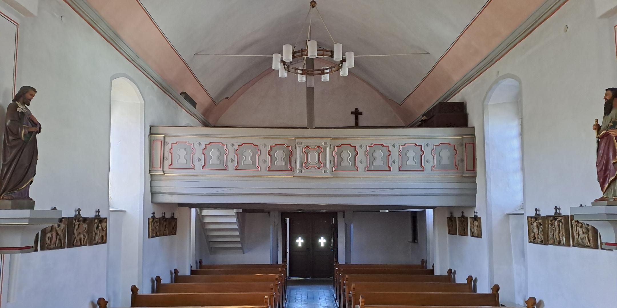 Blick vom Altar durch das Kirchenschiff der Kirche St. Matthias in Richtung Eingang. Holzbänke stehen in mehreren Reihen. Am hinteren Ende befindet sich die Empore über dem Eingangsbereich. (c) Christian Jager Blick vom Altar durch das Kirchenschiff der Kirche St. Matthias in Richtung Eingang. Holzbänke stehen in mehreren Reihen. Am hinteren Ende befindet sich die Empore über dem Eingangsbereich.