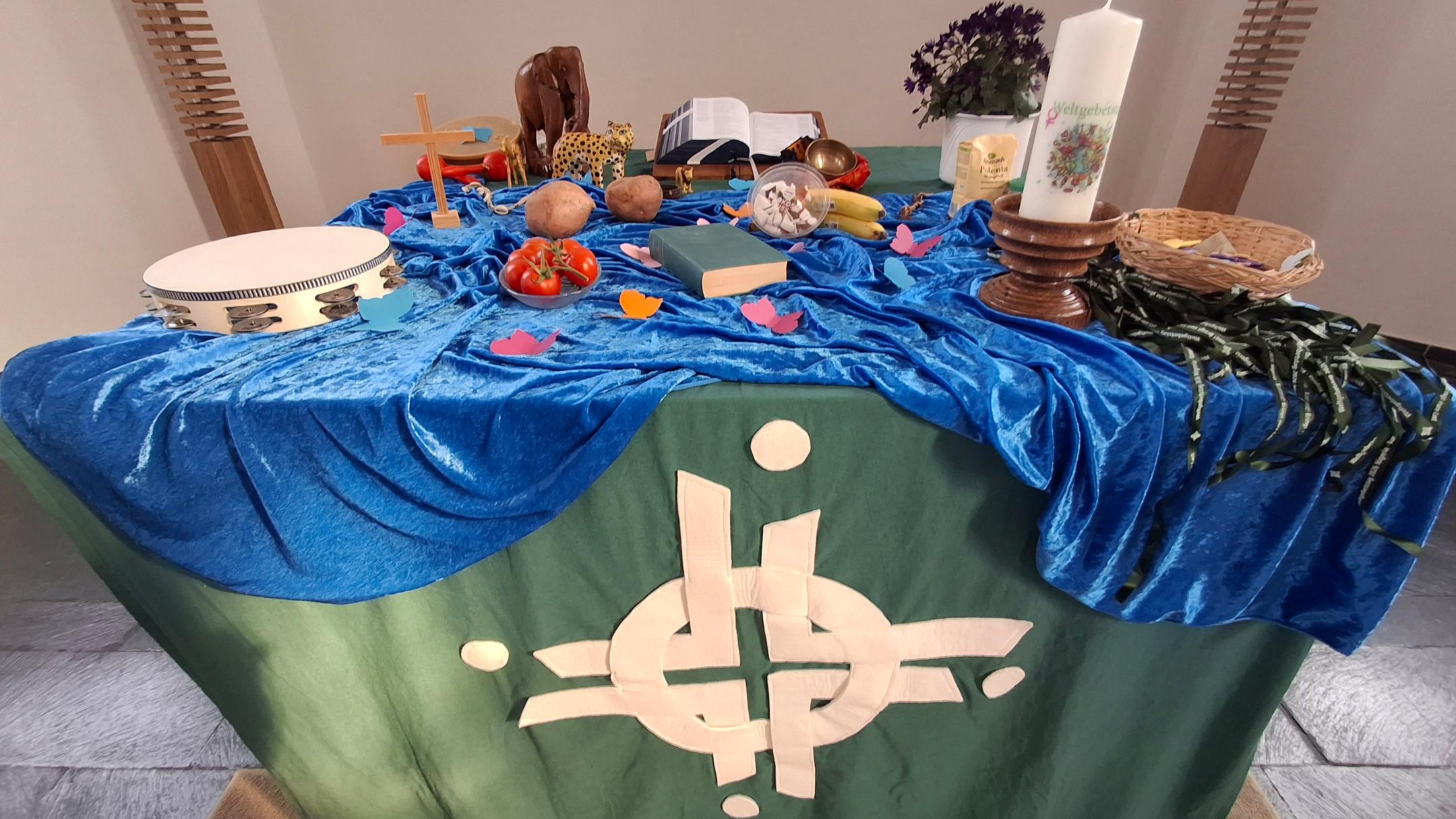 Dekorierter Altar in der evangelischen Kirche in Horn