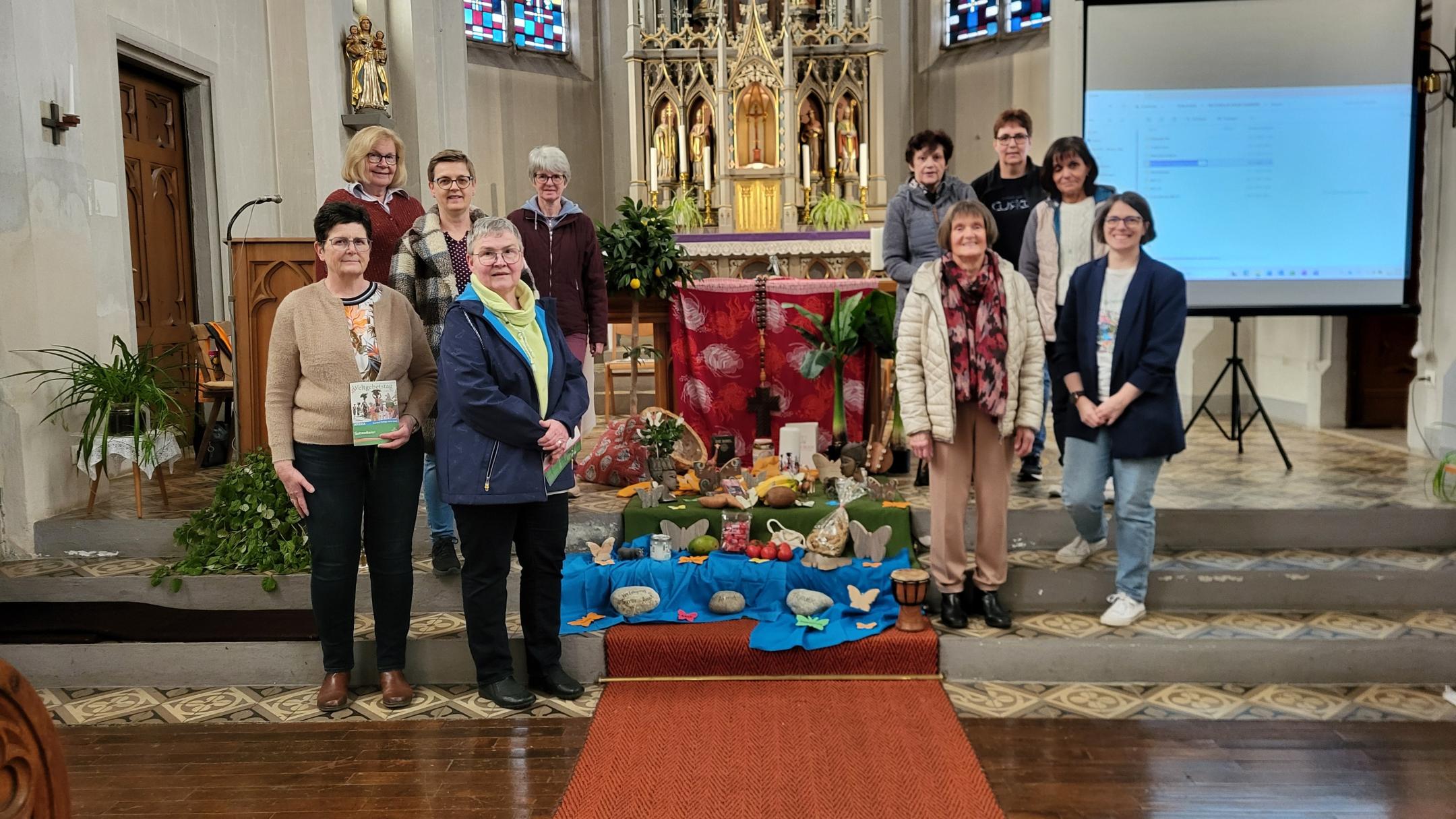 Frauen stehen um den Altar in Sabershausen