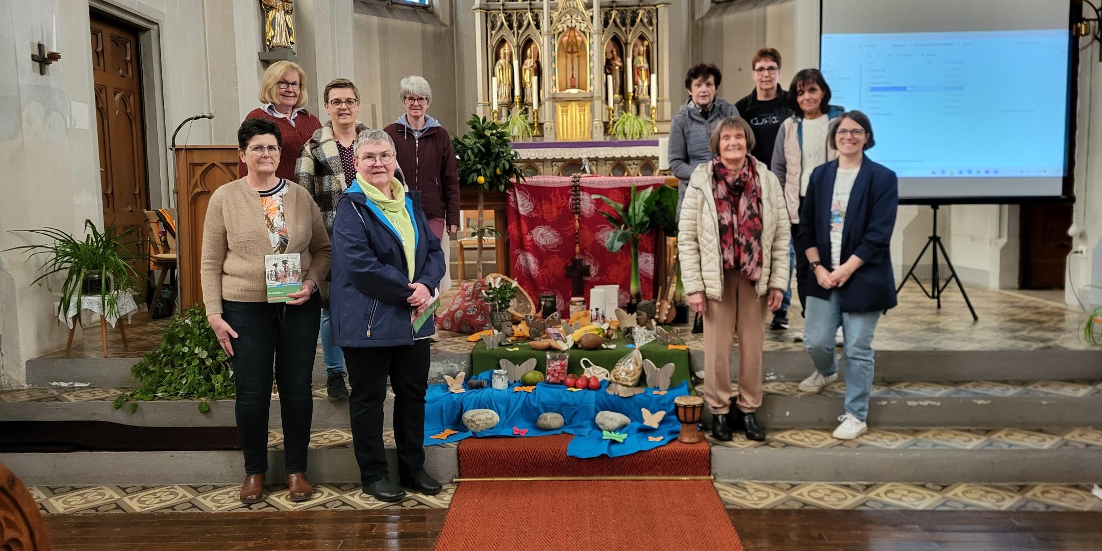 Frauen stehen um den Altar in Sabershausen