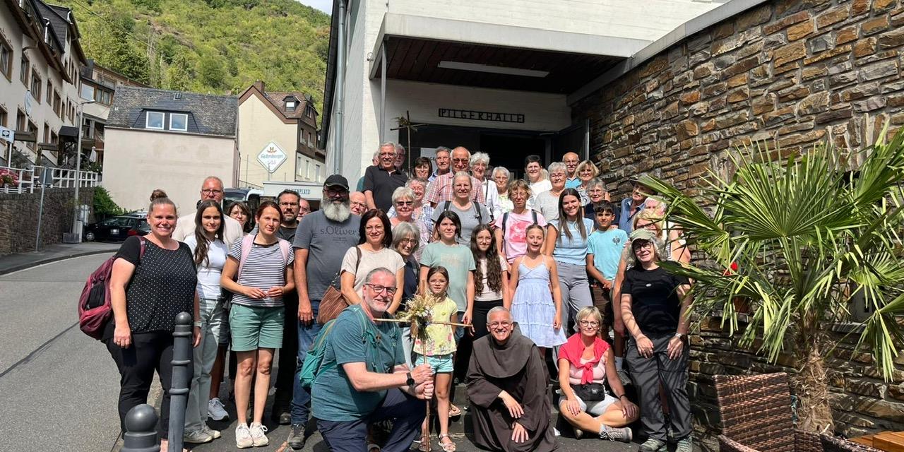 Eine Gruppe von Menschen vor einer Mauer