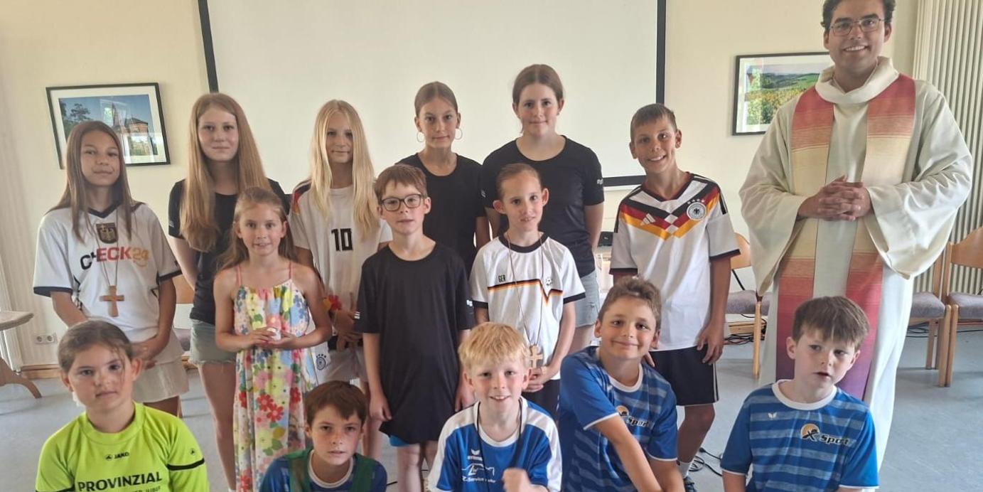 Priester mit zahlreichen Kindern in Sporttrikots (c) Alexandra Elsen Priester mit zahlreichen Kindern in Sporttrikots