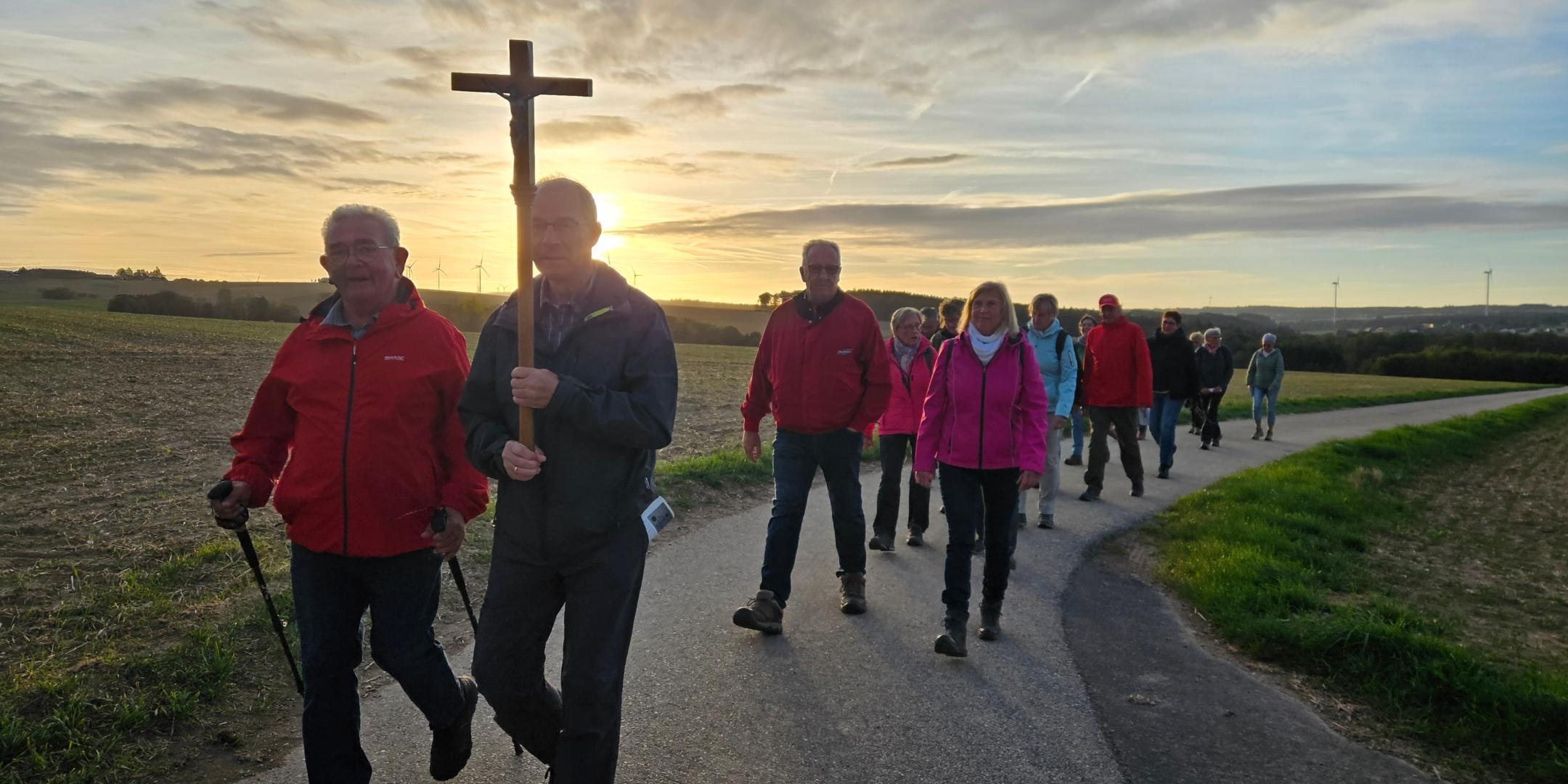 Start bei Sonnenaufgang mit dem Pilgersegen (c) Andrea Gros Start bei Sonnenaufgang mit dem Pilgersegen