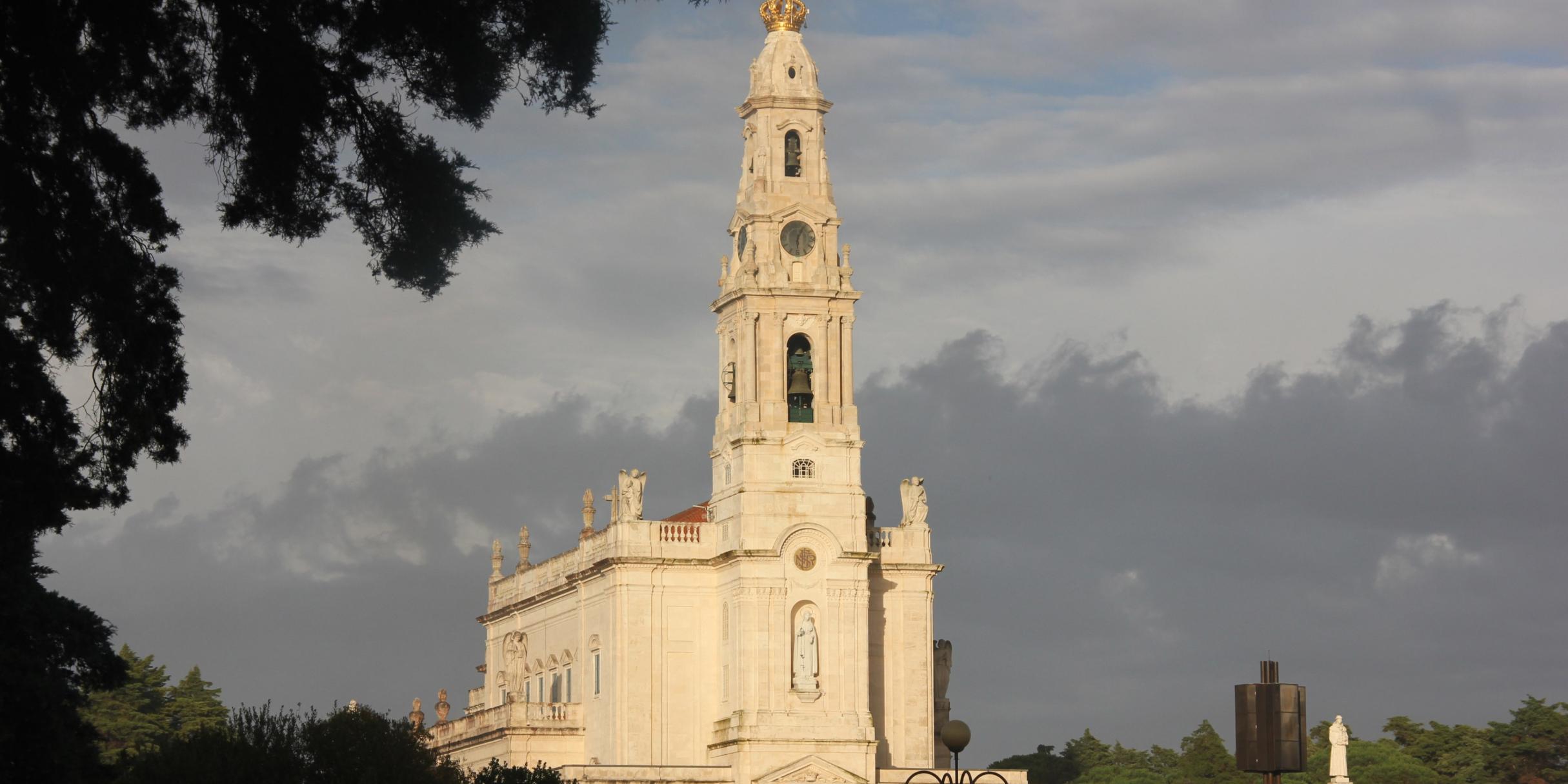 die Basilika unserer lieben Frau des Rosenkranzes in Fatima (c) Doris Schug in pfarrbriefservice.de weiße Basilika in Fatima