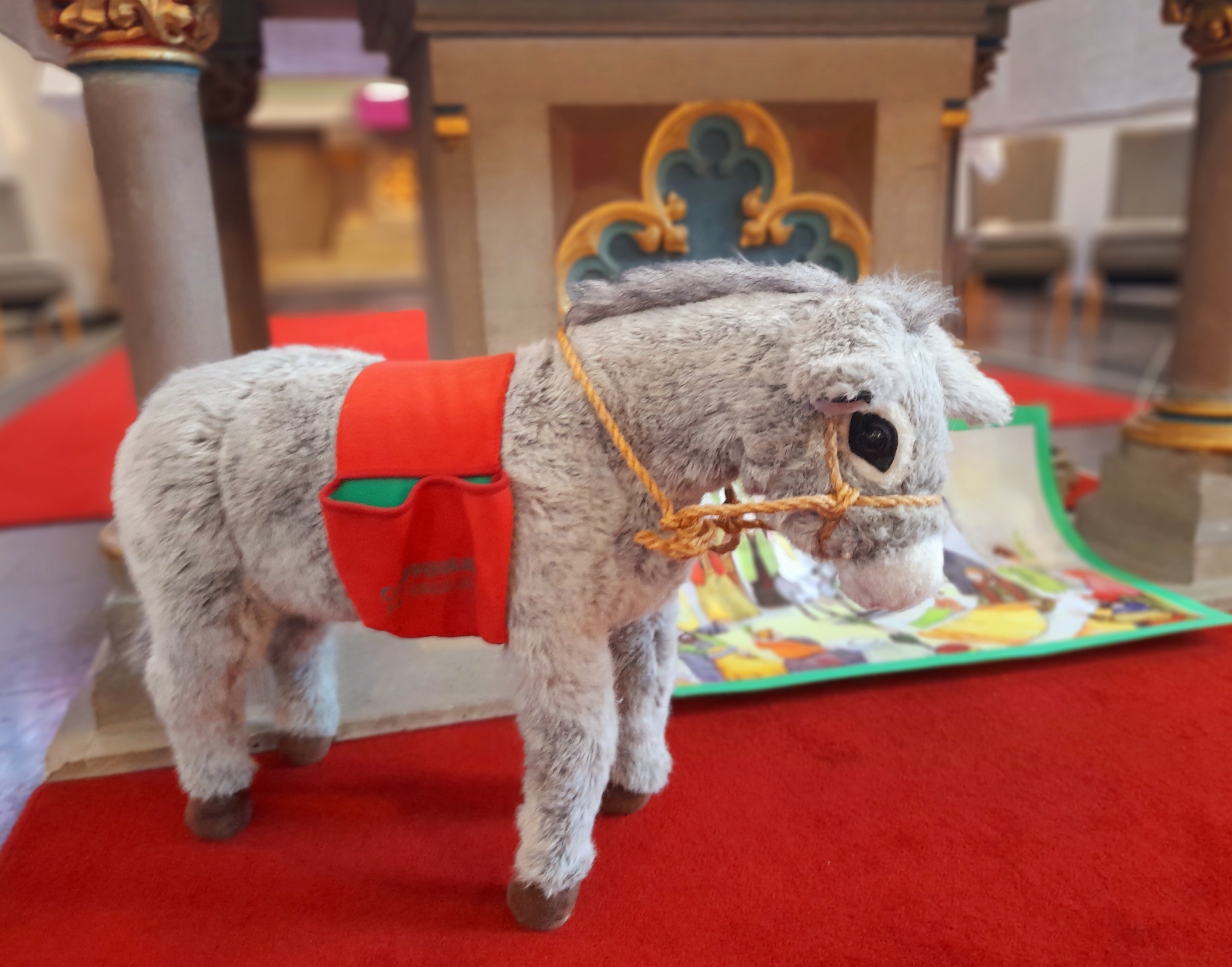 Esel an Palmsonntag beim Familiengottesdienst