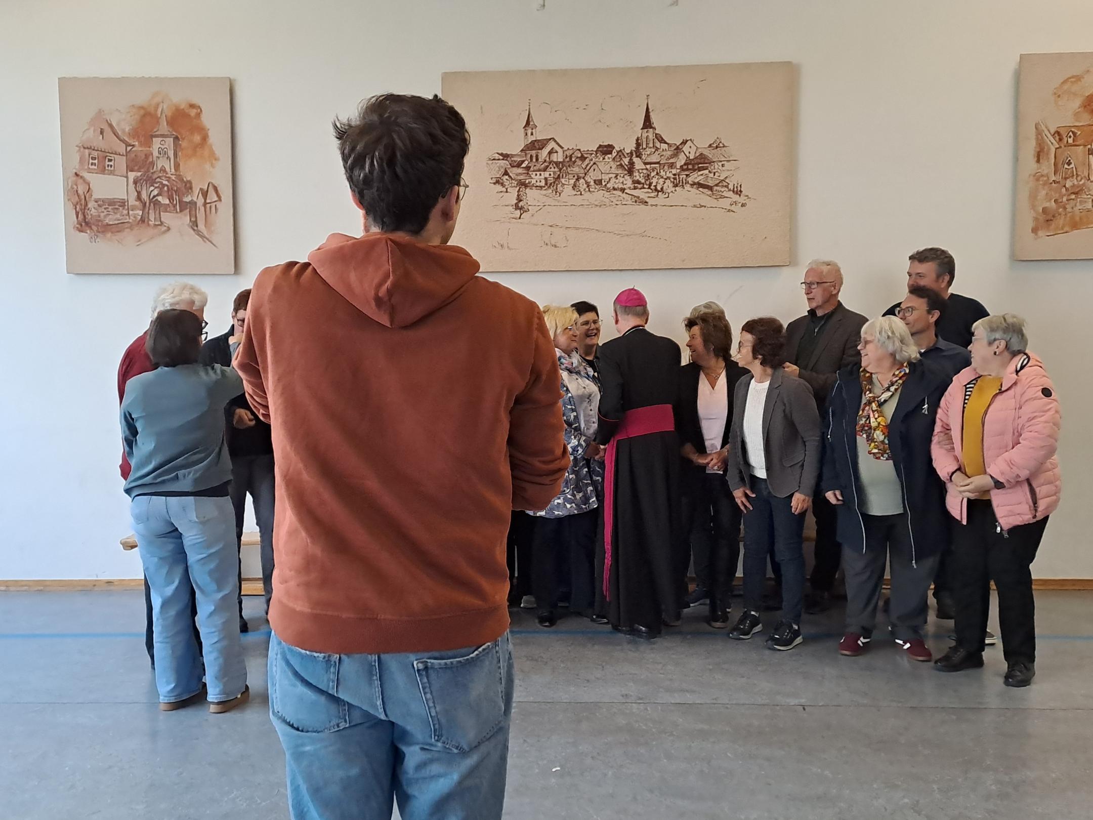 Pfarrgemeinderatsmitglieder und Gäste im Gemeindehaus stehen nebeneinander und richten sich für ein Gruppenfoto aus. (c) Katja Neff Pfarrgemeinderatsmitglieder und Gäste im Gemeindehaus stehen nebeneinander und richten sich für ein Gruppenfoto aus.