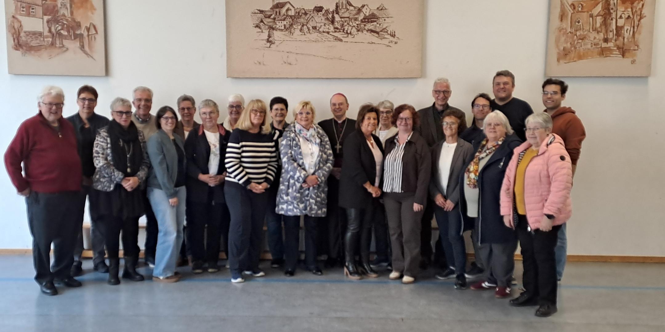 Gruppenfoto des Pfarrgemeinderates mit Gästen und einem Geistlichen in der Mitte im Gemeindehaus von Laubach. (c) Matthias Schmitz Gruppenfoto des Pfarrgemeinderates mit Gästen und einem Geistlichen in der Mitte im Gemeindehaus von Laubach.