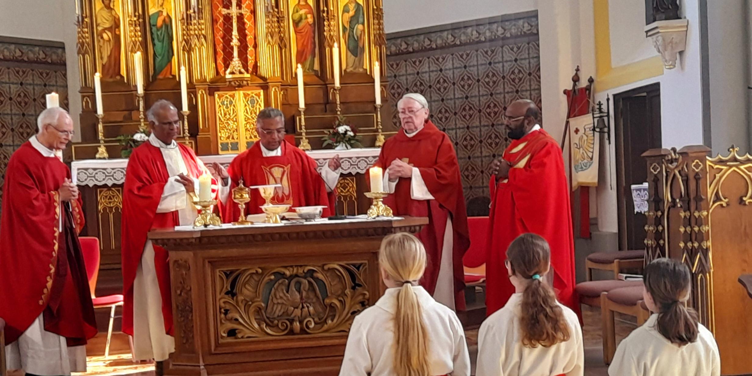 5 Priester am Altar einer Kirche , im Vordergrund 3 Messdienerinnen (c) Barbara Wagner 5 Priester am Altar einer Kirche , im Vordergrund 3 Messdienerinnen