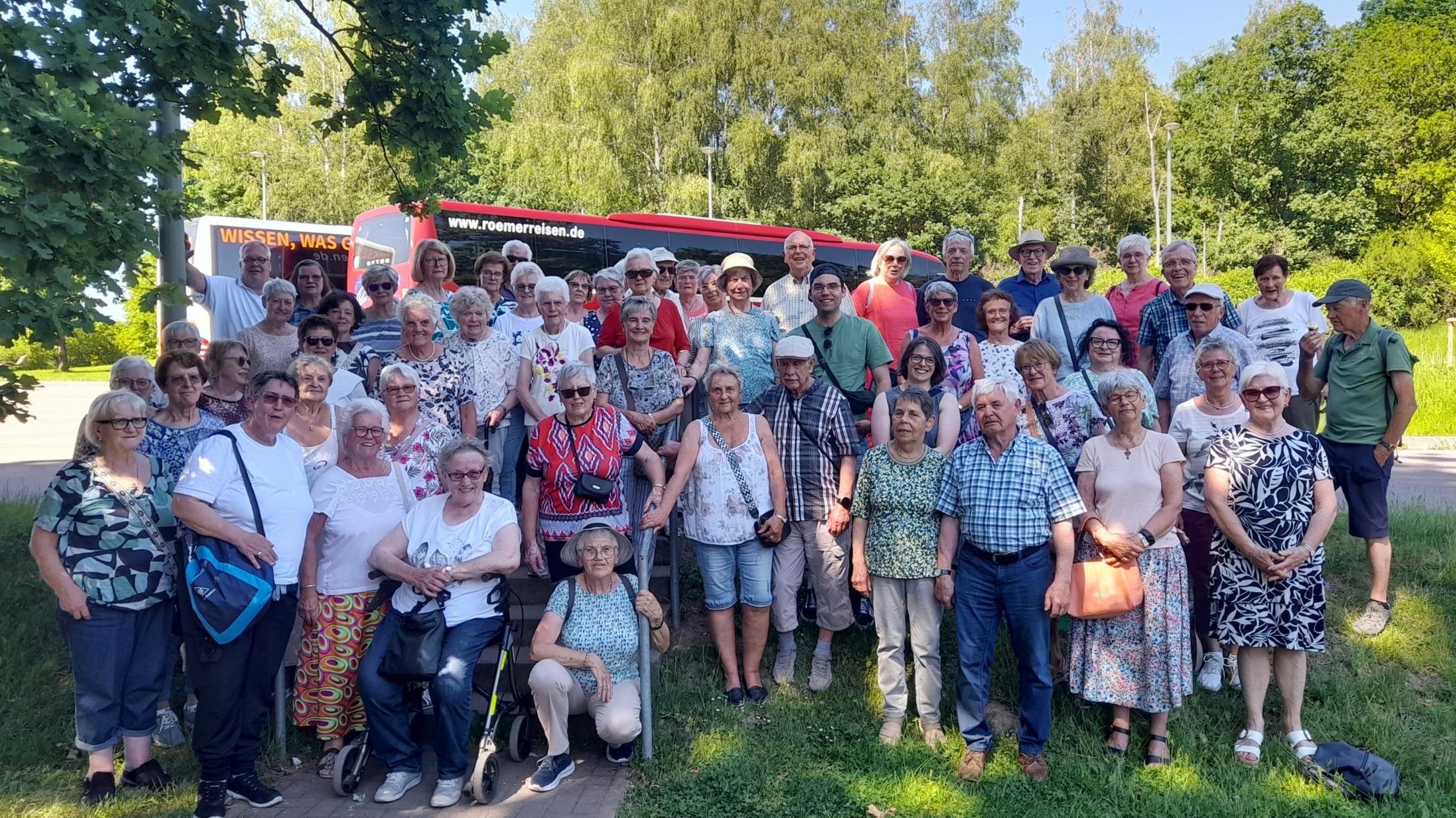 90 Personen auf einem grünen Hügel