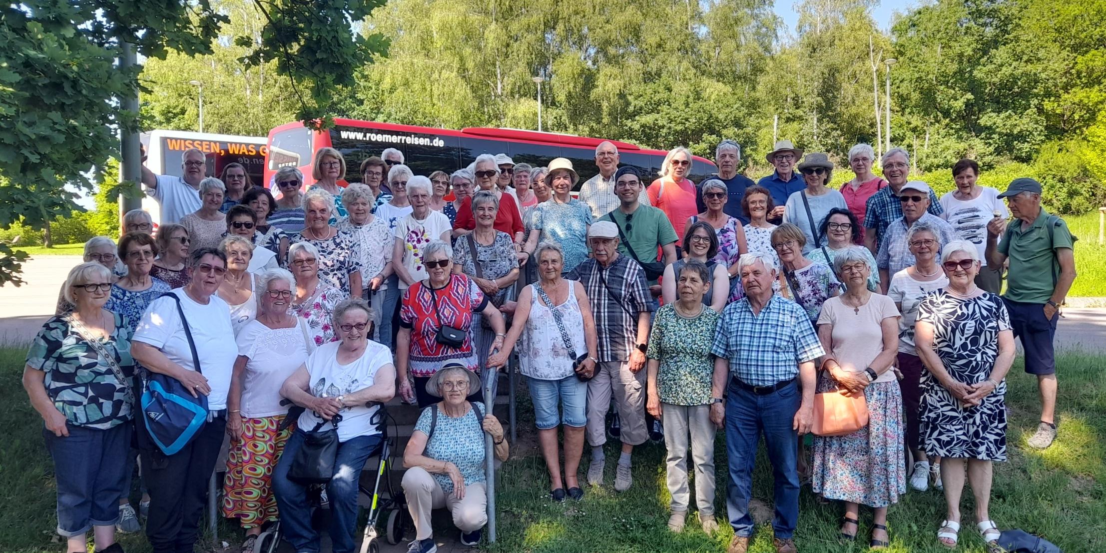 90 Personen auf einem grünen Hügel (c) Barbara Wagner 90 Personen auf einem grünen Hügel