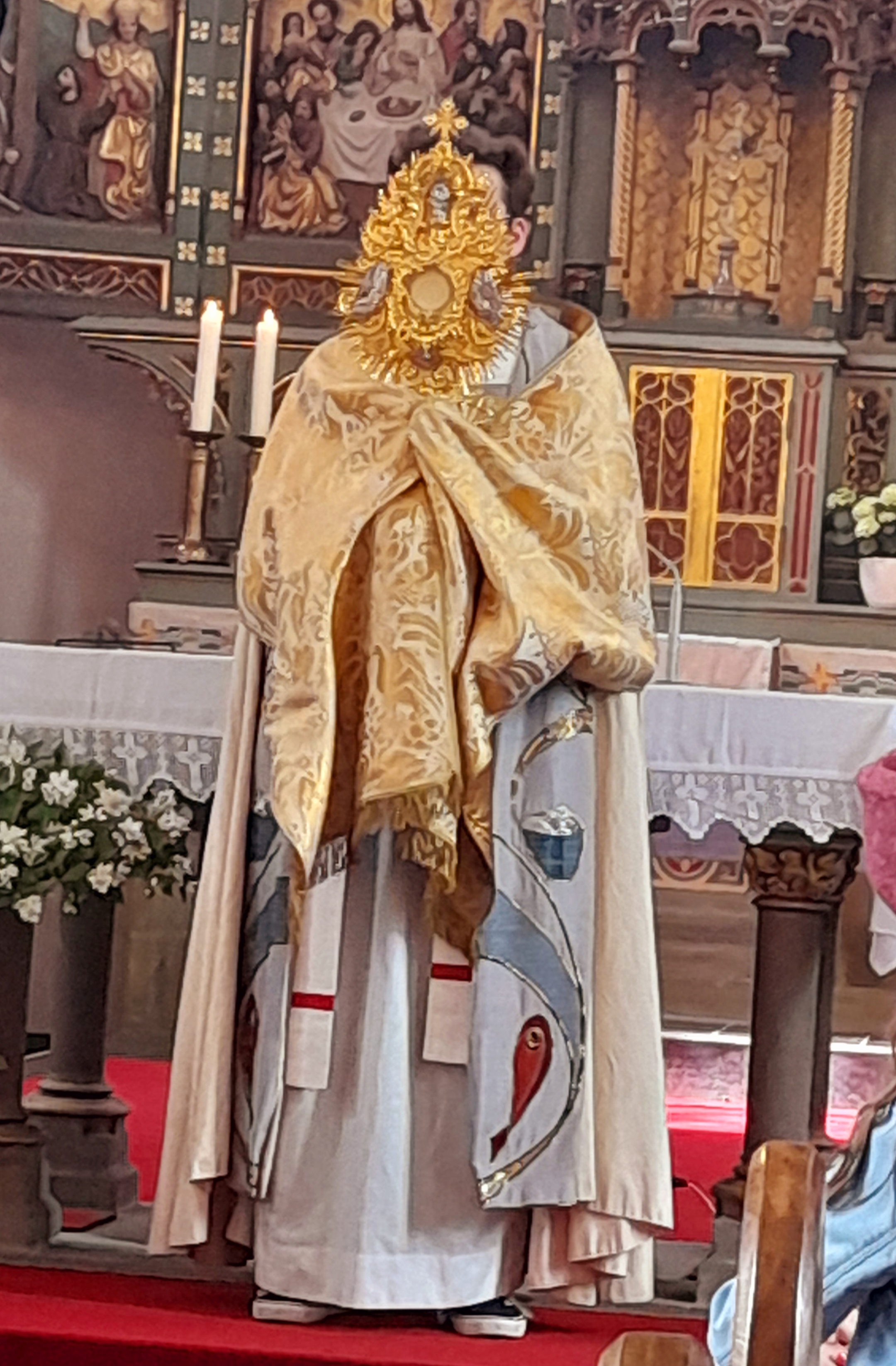 Priester mit einer Monstranz in einer Kirche