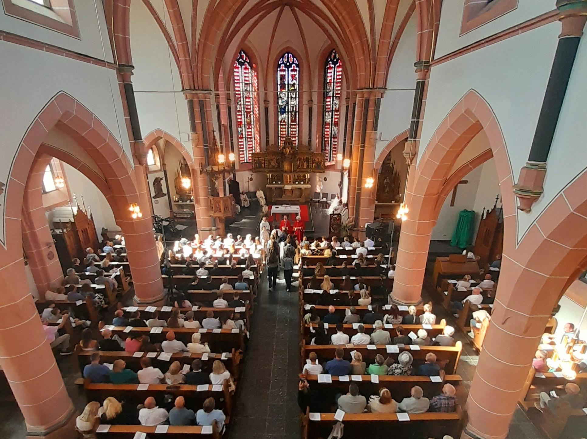 Blick von der Empore Blick auf die gefüllte Kirche von der Empore aus