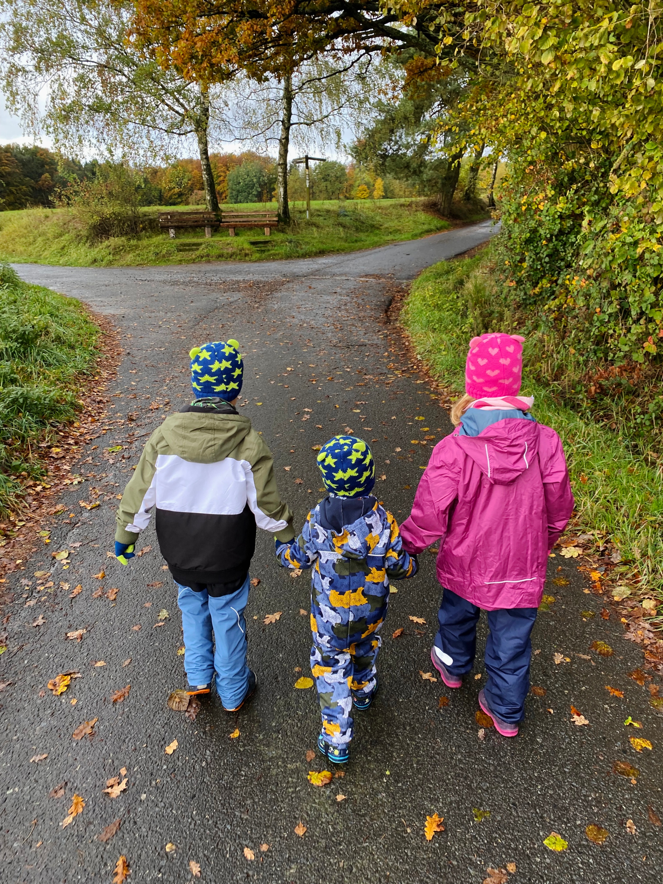 3 Kinder von hinten im Herbst (c) Volkmar Raabe in pfarrbriefservice.de 3 Kinder von hinten im Herbst