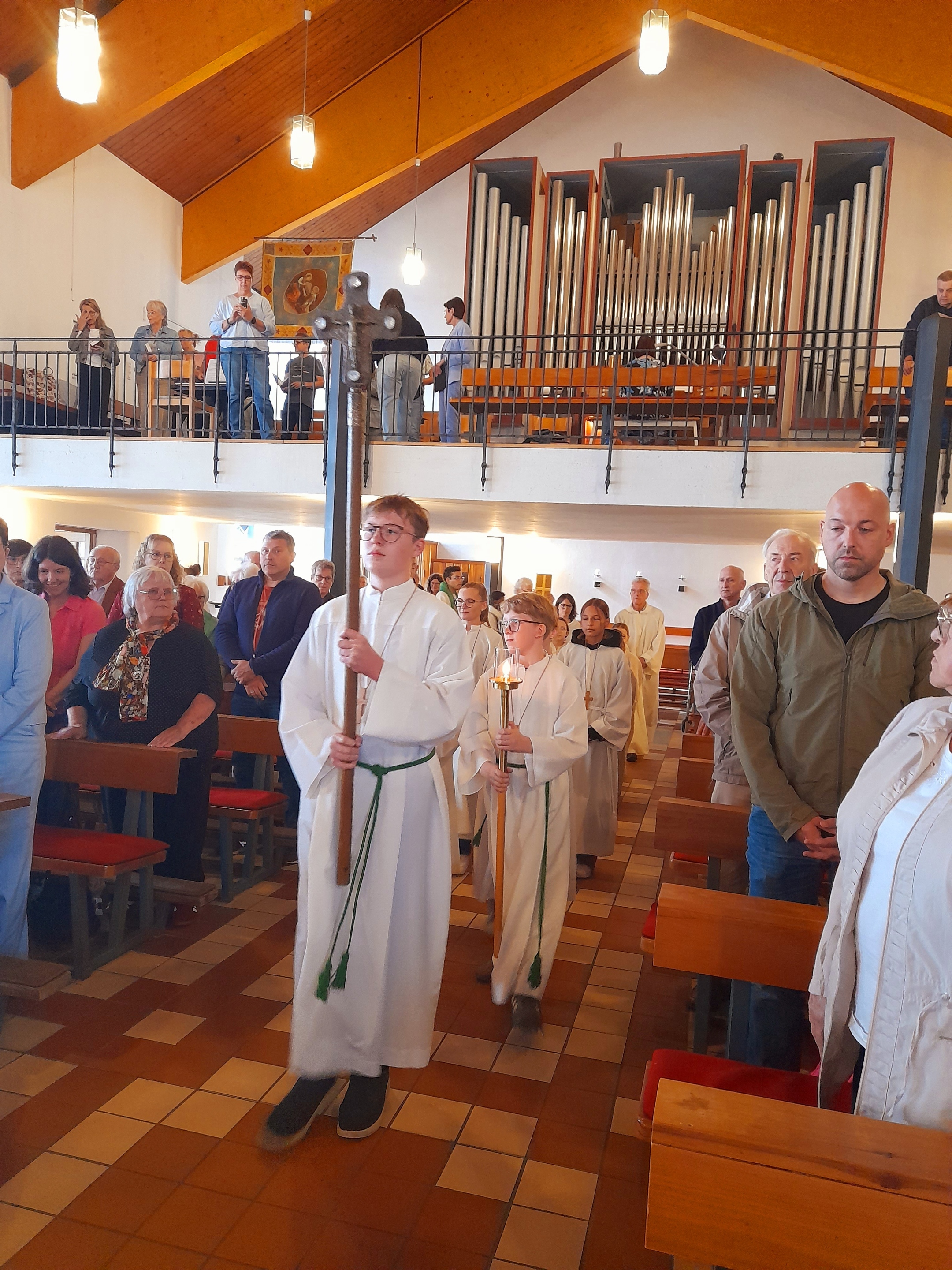 Messdiener mit Kreuz