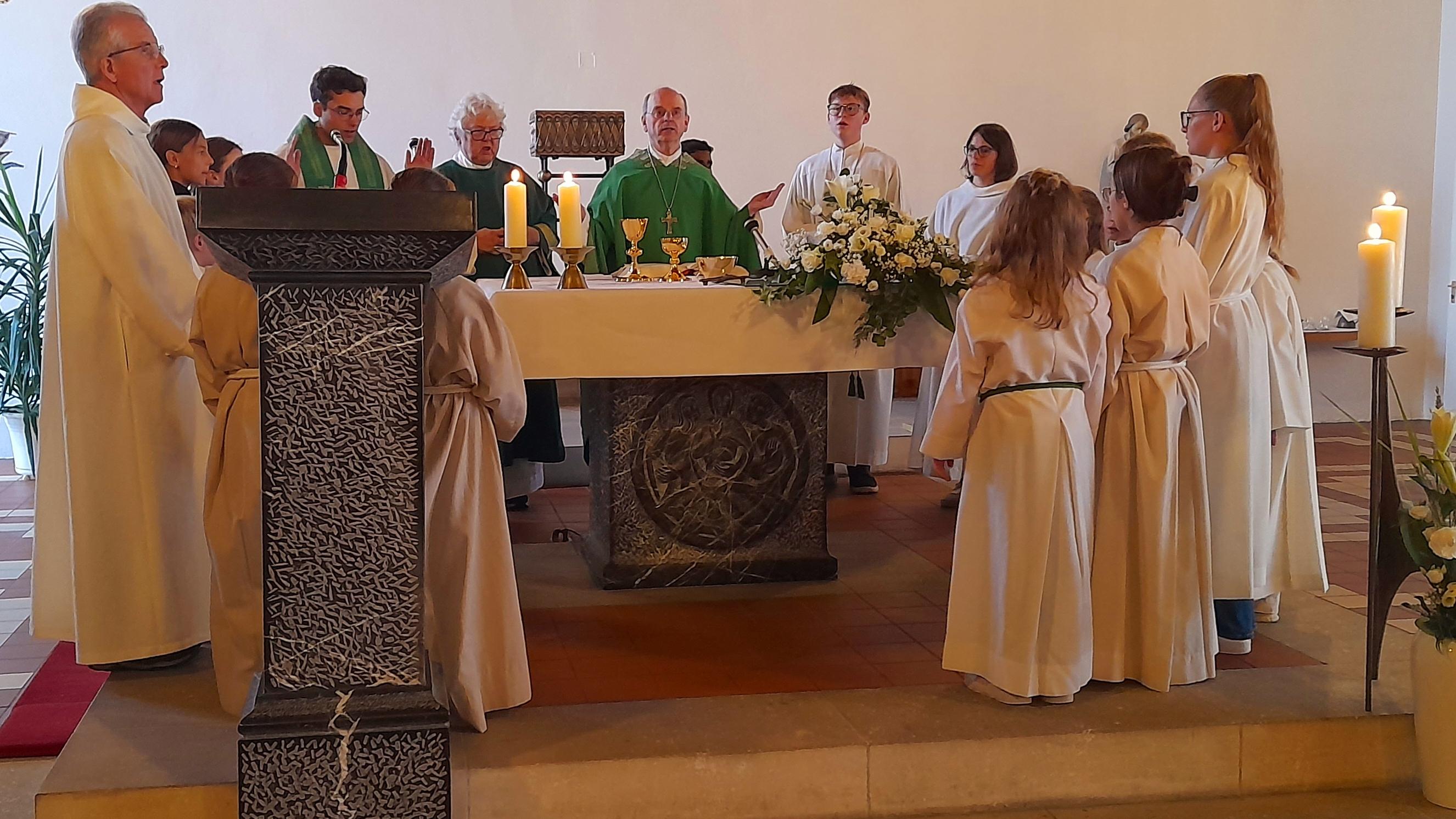 Seelsorger und Messdiener am Altar