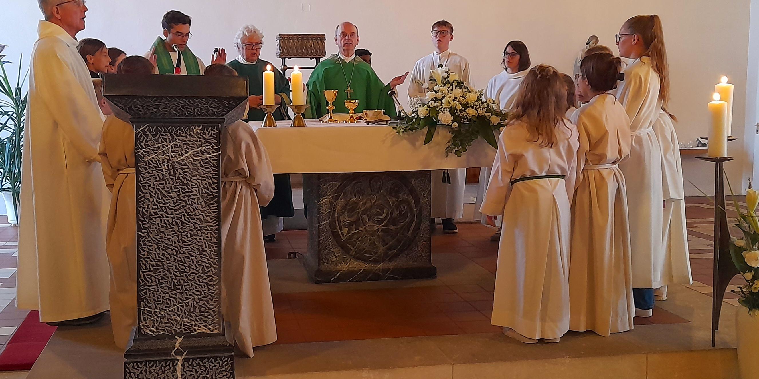 Seelsorger und Messdiener am Altar