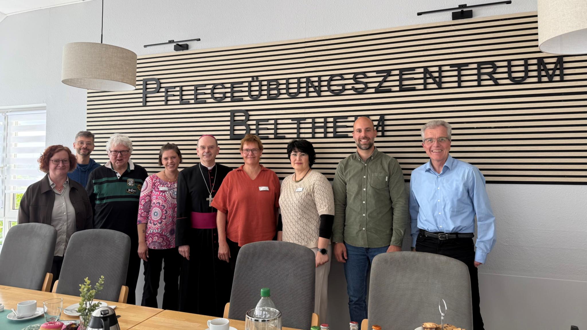 Gruppenaufstellung des Bischofs mit den Verantwortlichen der Pflegeeinrichtung