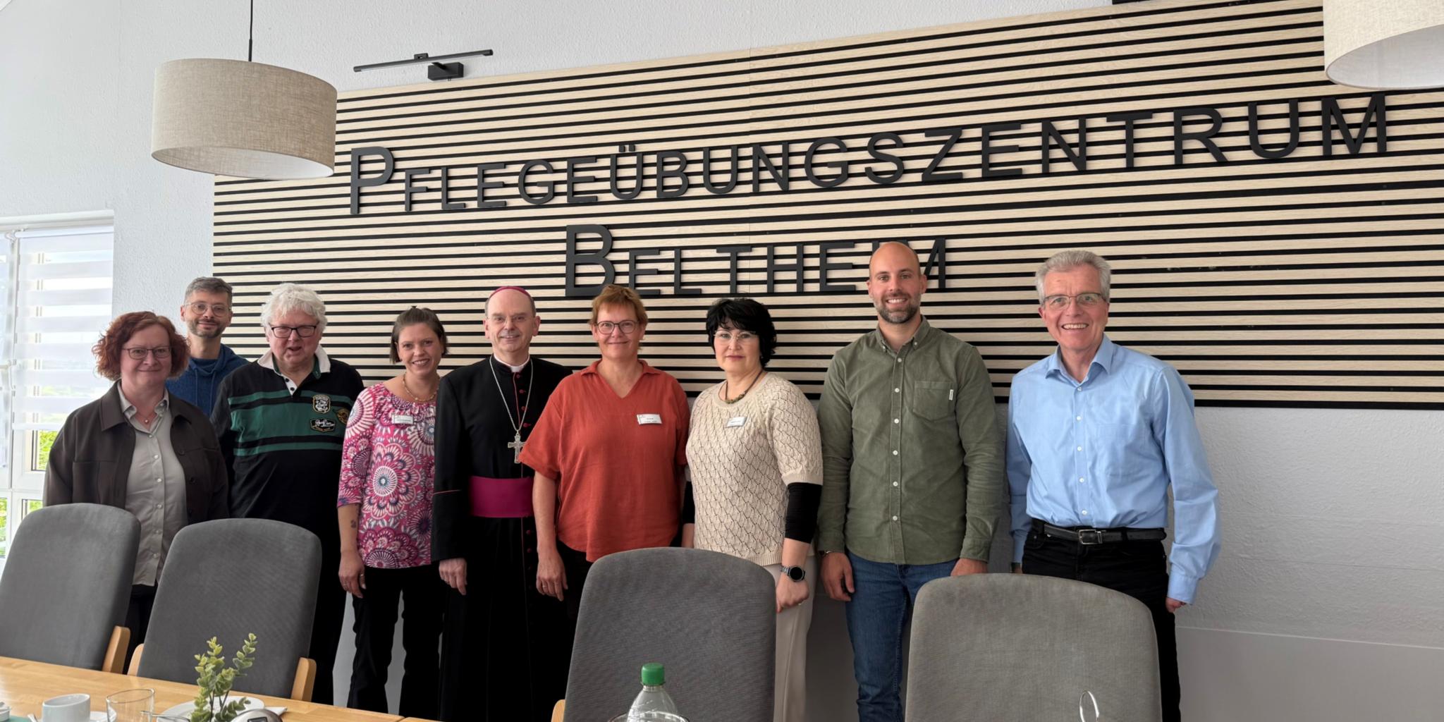 Gruppenaufstellung des Bischofs mit den Verantwortlichen der Pflegeeinrichtung