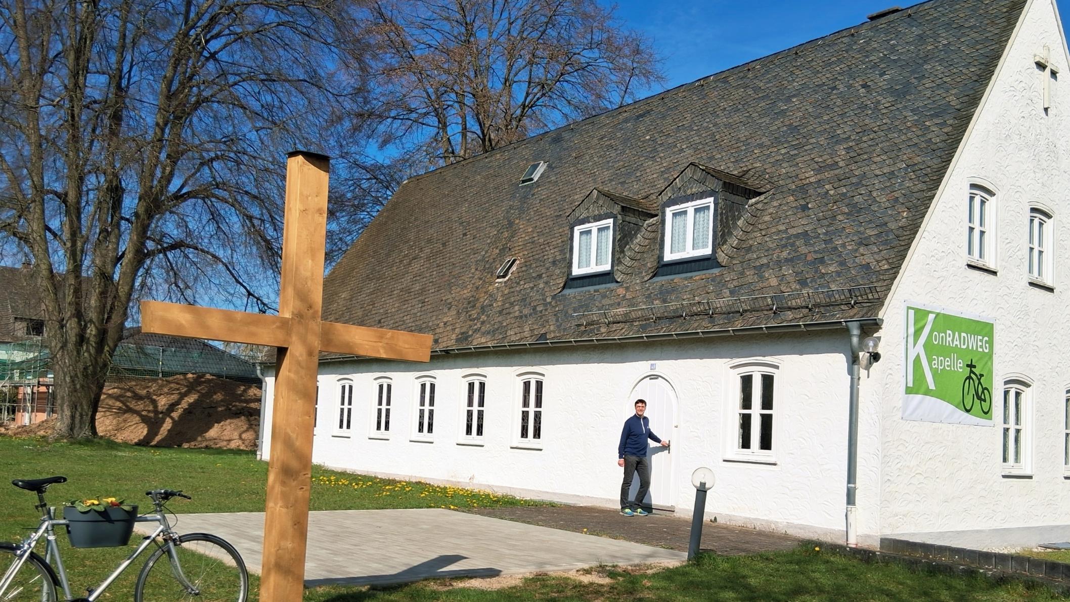 Diakon Franz Jahn vor dem Eingang der KonRADWEG-Kirche