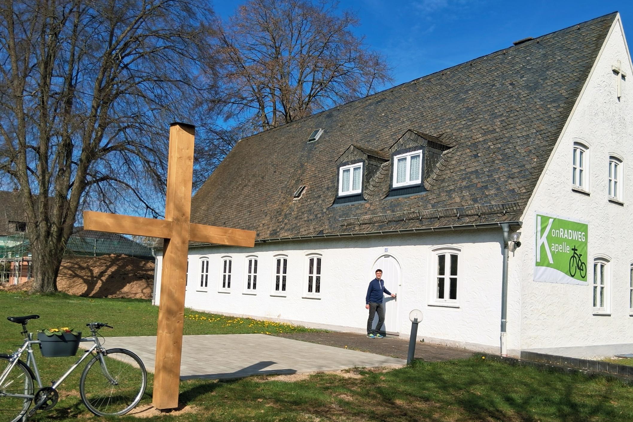 Diakon Franz Jahn vor dem Eingang der KonRADWEG-Kirche