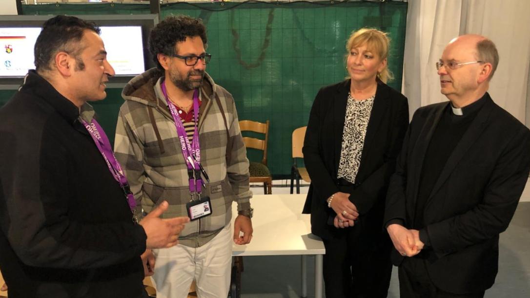 Weihbischof Brahm und ADD Präsidentin Christiane Luxem im Gespräch mit Afa-Mitarbeitern