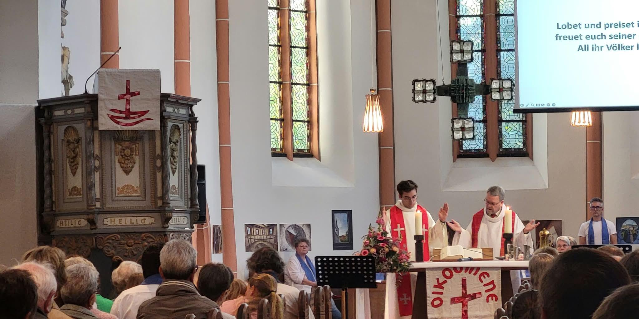 Foto ökum. Gottesdienst 27.09.2026 (c) Karin Weiler Zwei Geistliche stehen hinter einem Altar in einer evangelischen Kirche. Die Kircher ist gut besucht.