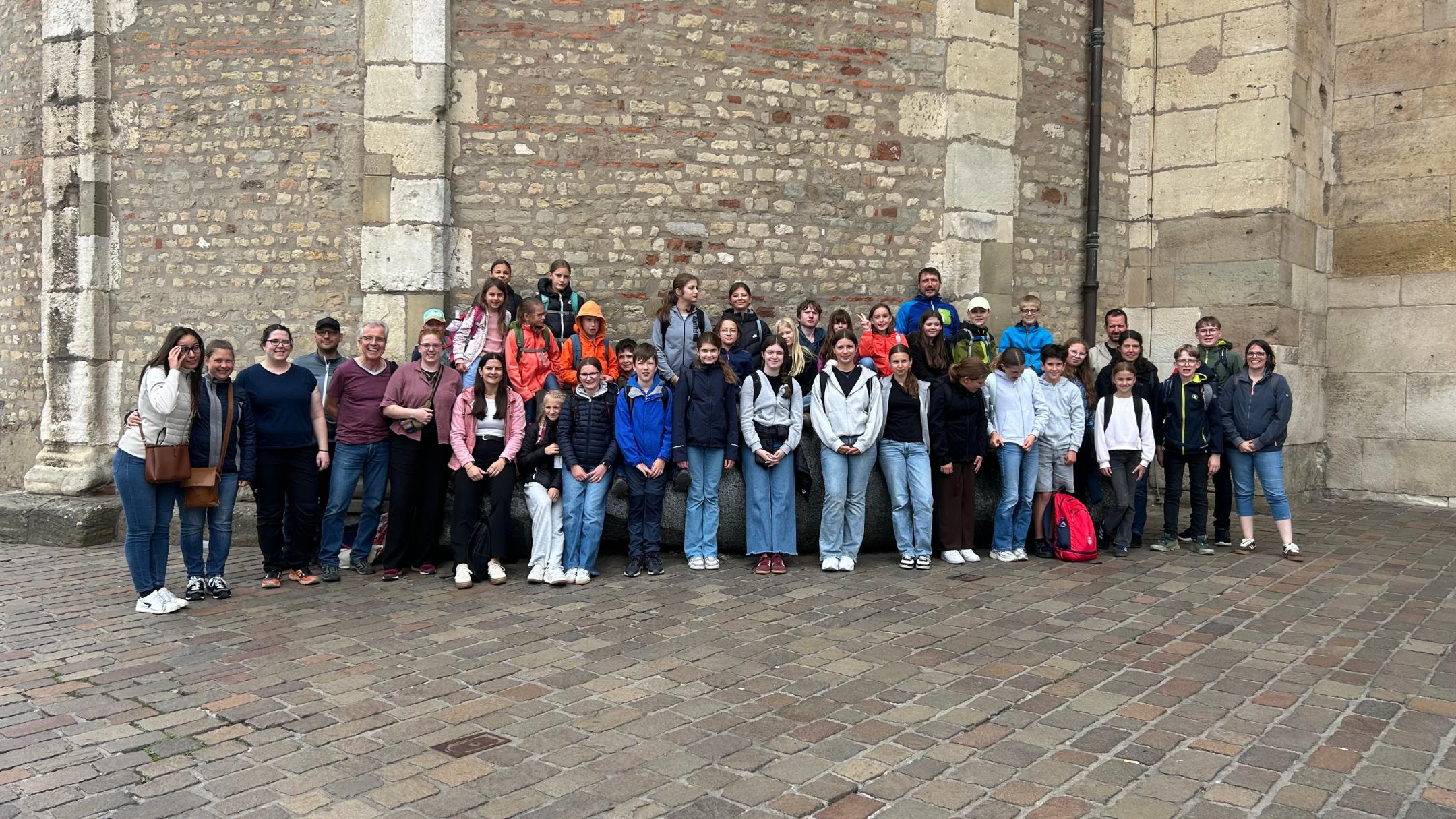 Gruppenbild aller Messdiener am Dom 2026