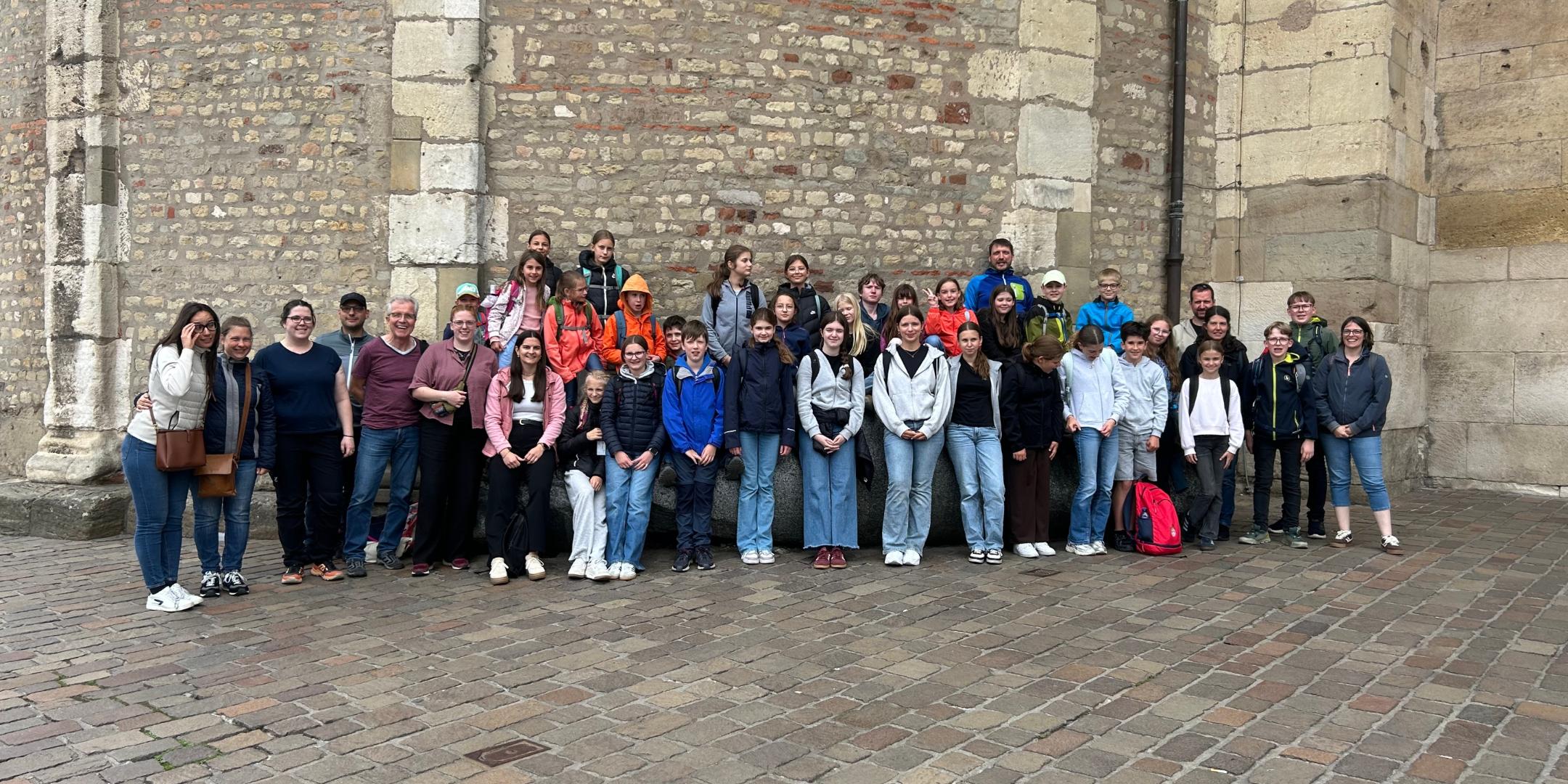 Gruppenbild aller Messdiener am Dom 2026