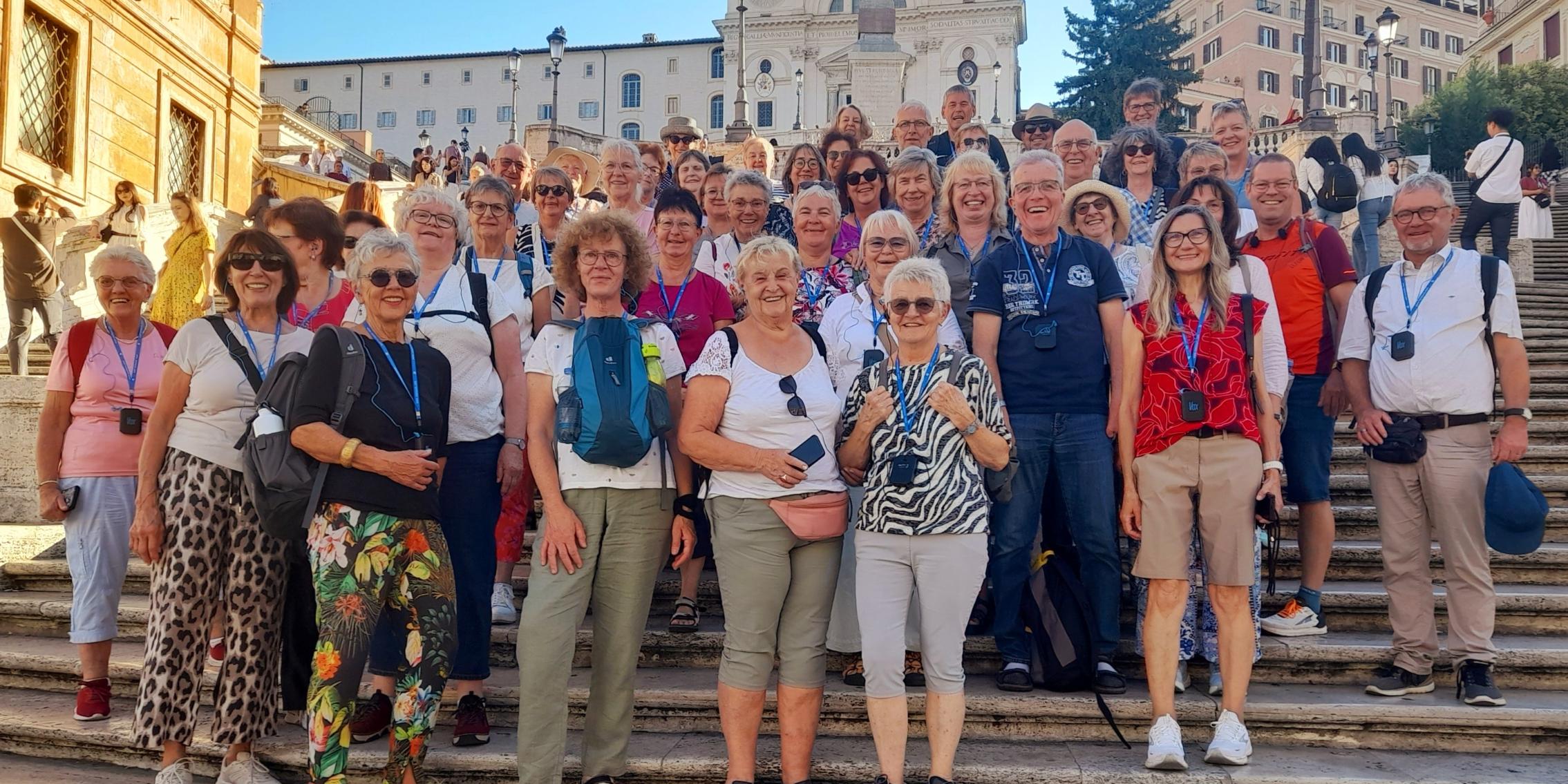 Gruppenfoto auf der spanischen Treppe (c) Barbara Wagner viele Menschen auf einer Treppe in Rom