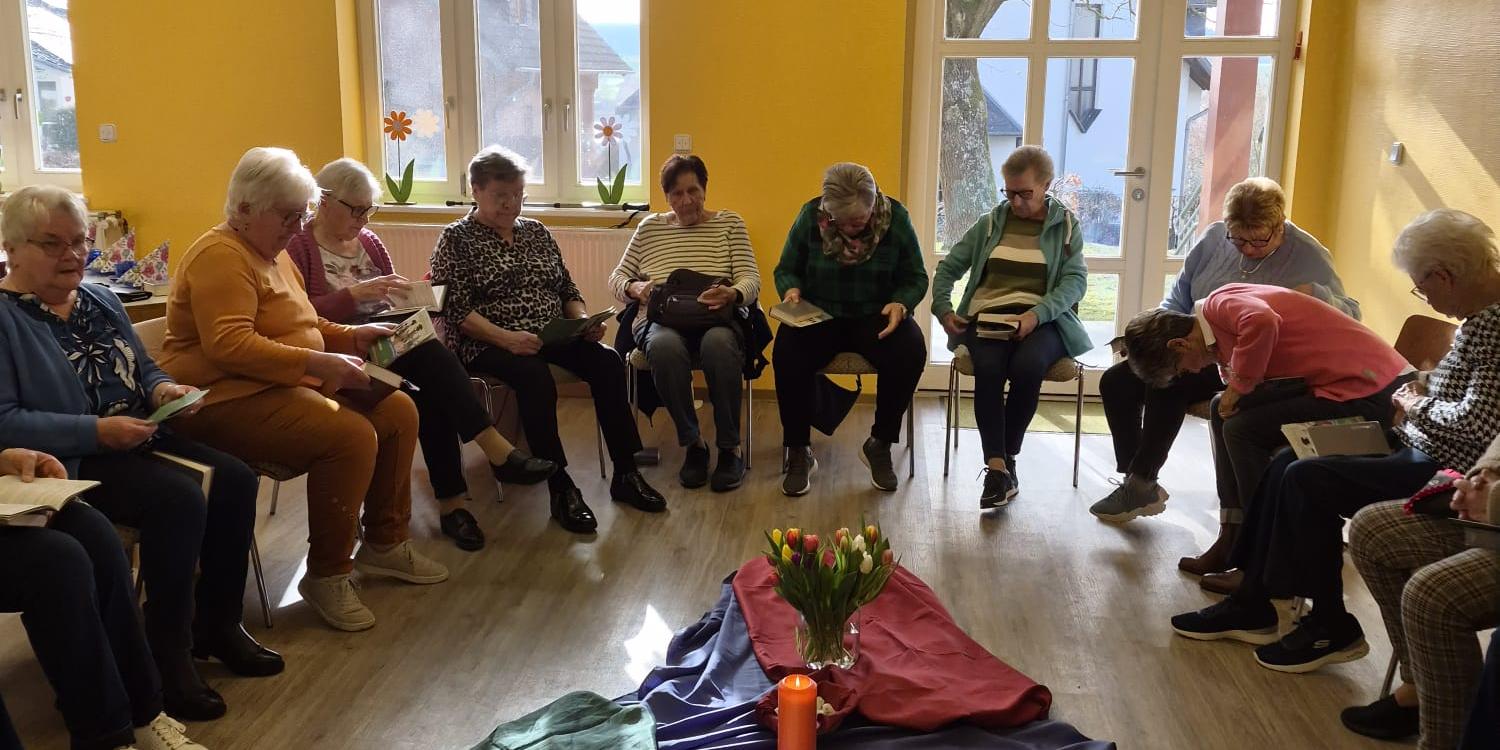 Frauen sitzen im Kreis