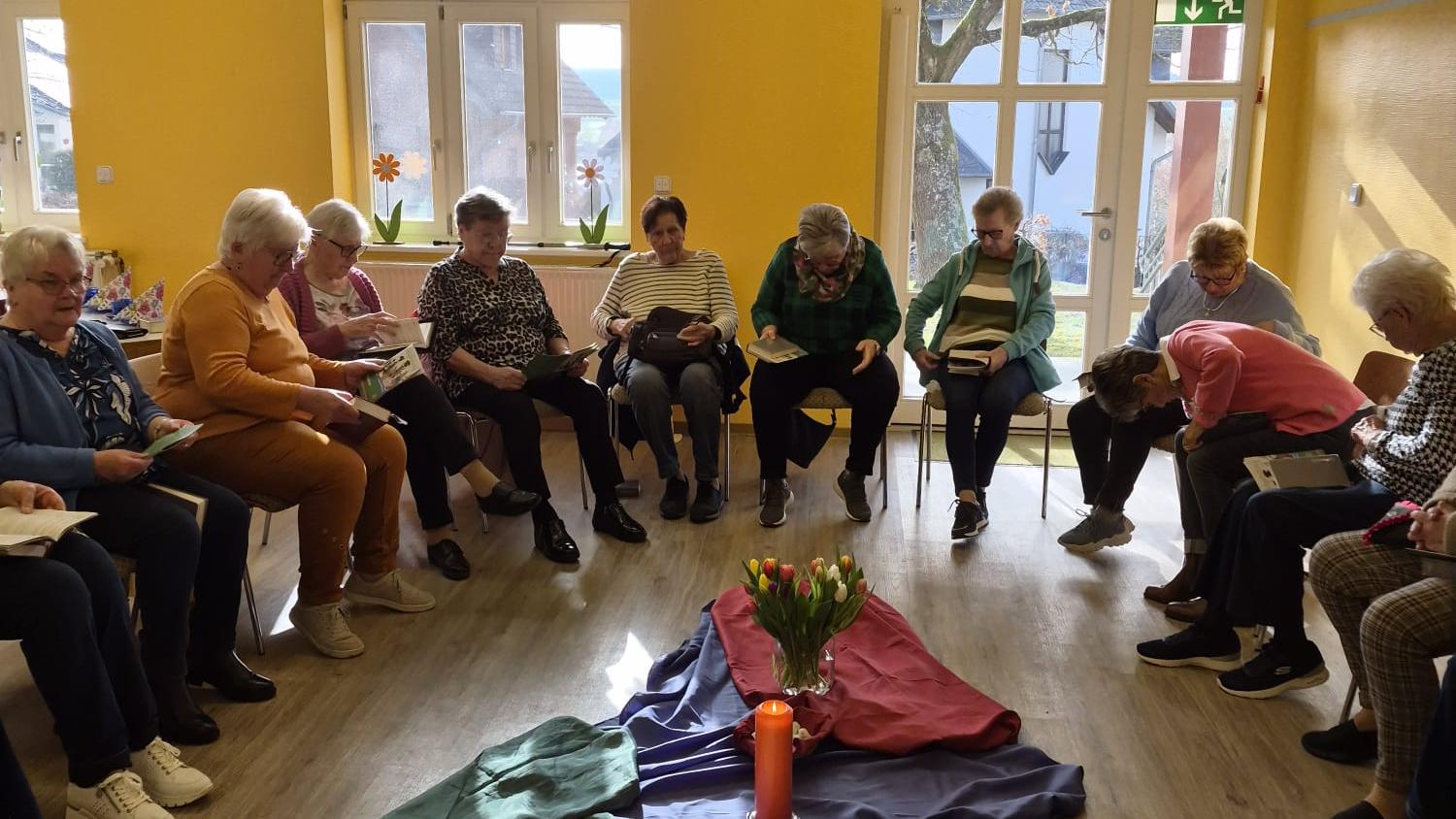 Frauen sitzen im Kreis