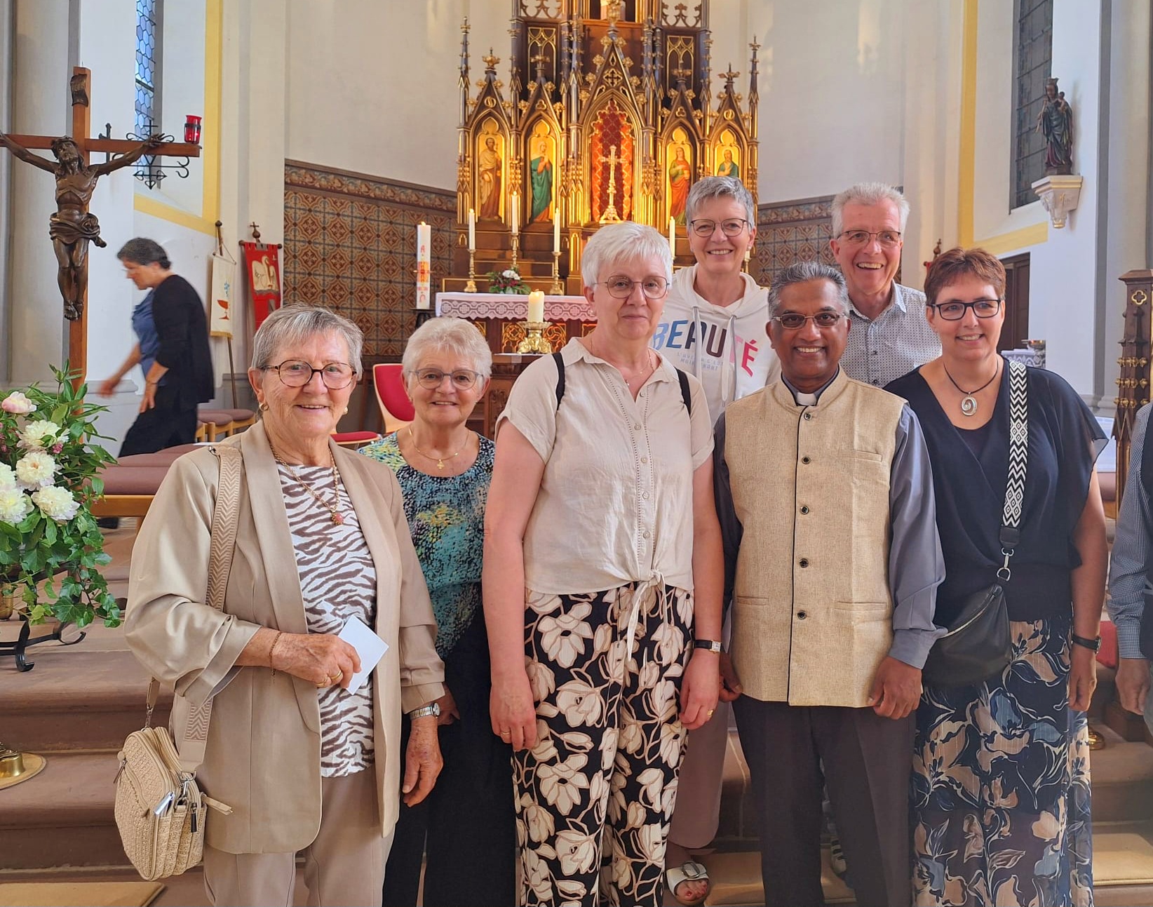 Gruppenbild mit 7 Personen in einer Kirche (c) Uschi Friedrich Gruppenbild mit 7 Personen in einer Kirche