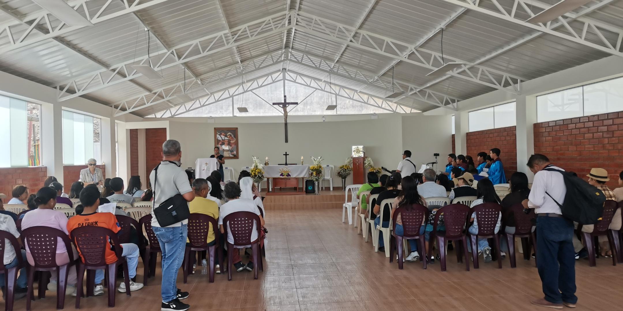 Gottesdienstbesucher in der Kapelle Heilige Familie