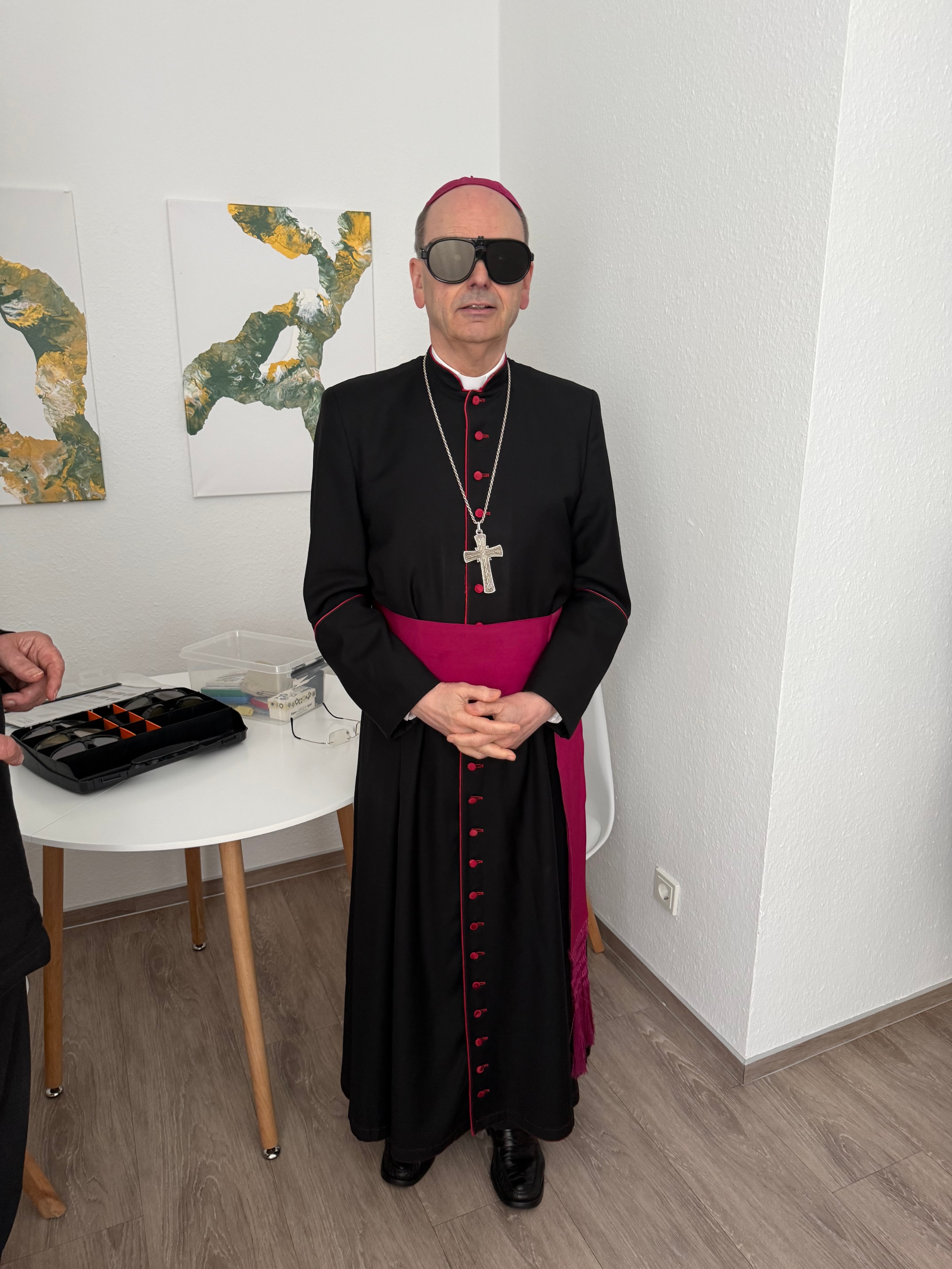 Der Bischof mit einer Trainingsbrille, die aussieht wie eine große Sonnenbrille