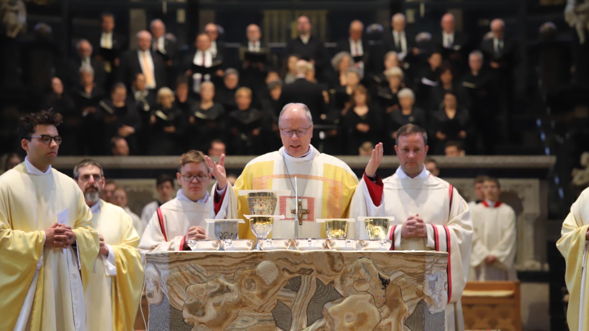 Bischof Ackermann feiert die Eucharistie