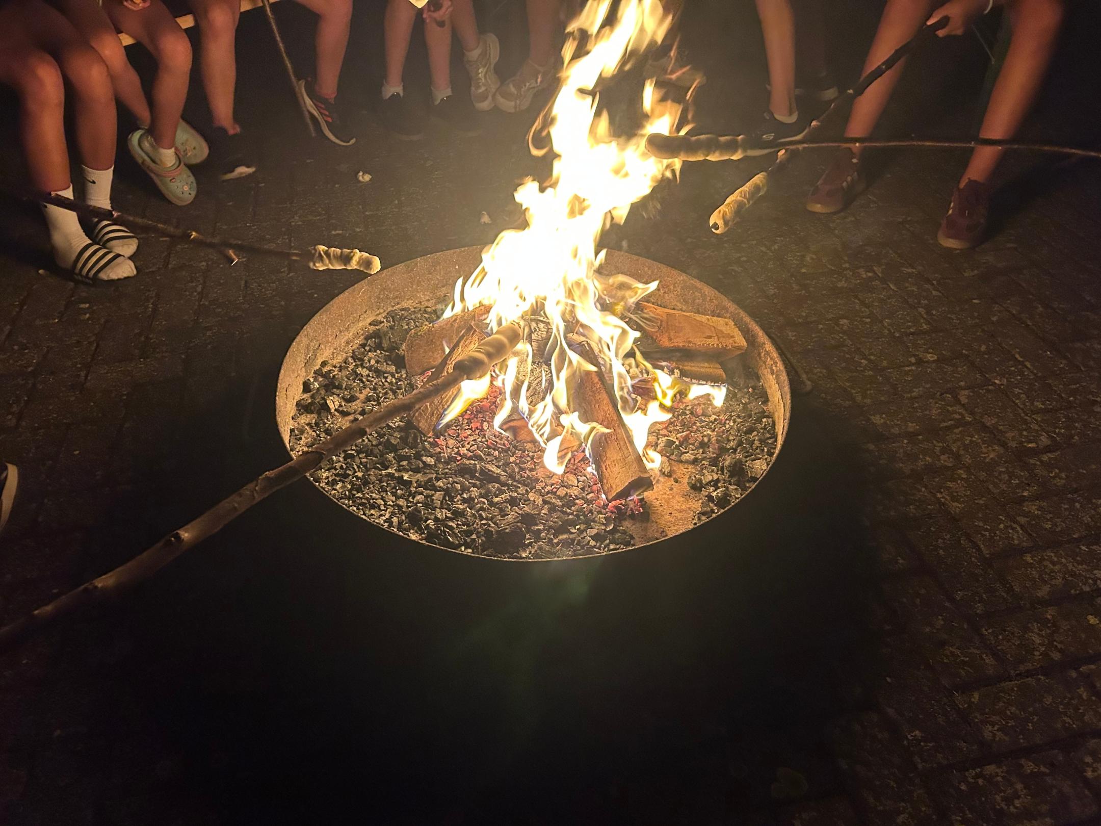 Lagerfeuer und Stockbrot