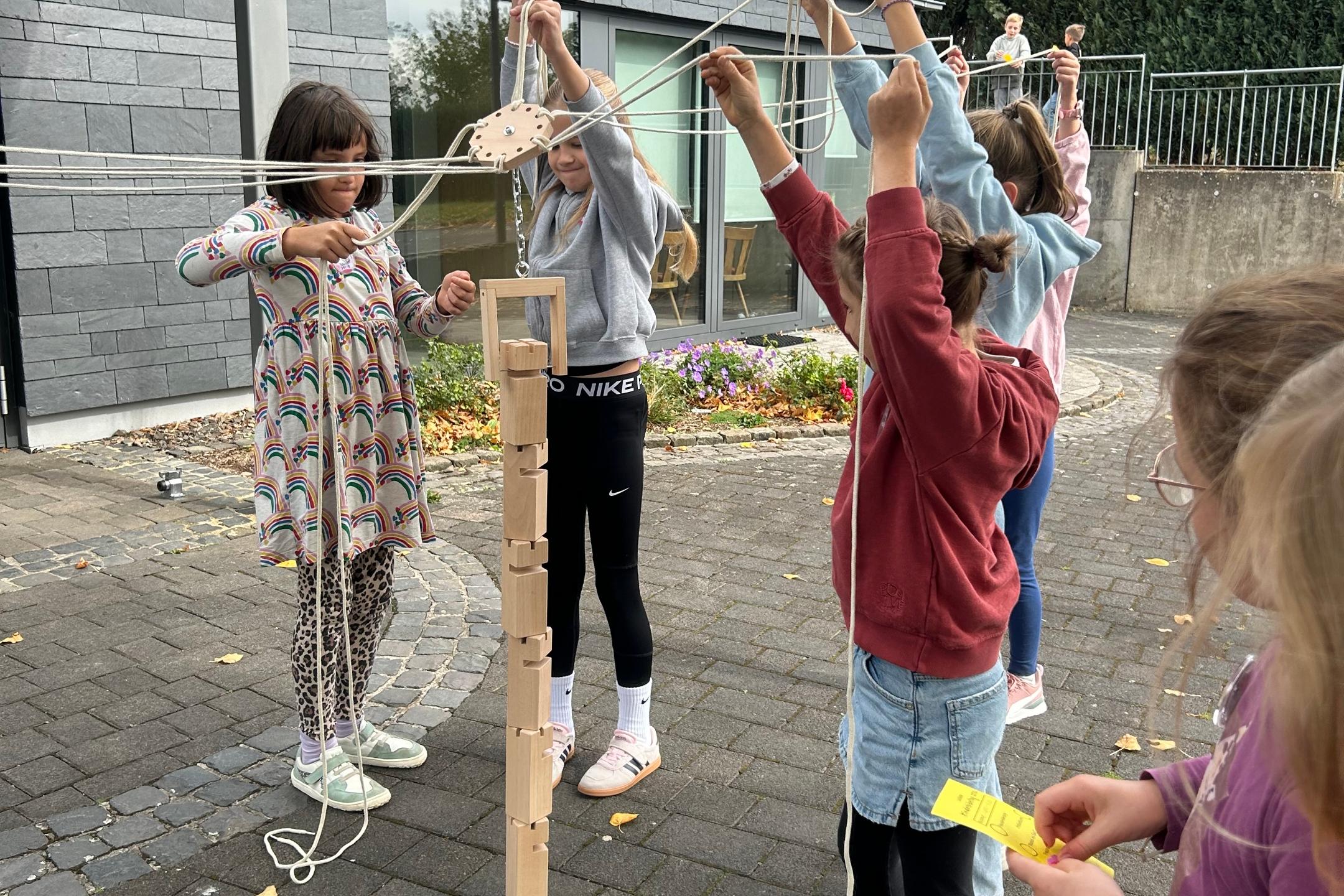 Gruppe beim Bau des Fröbelturm