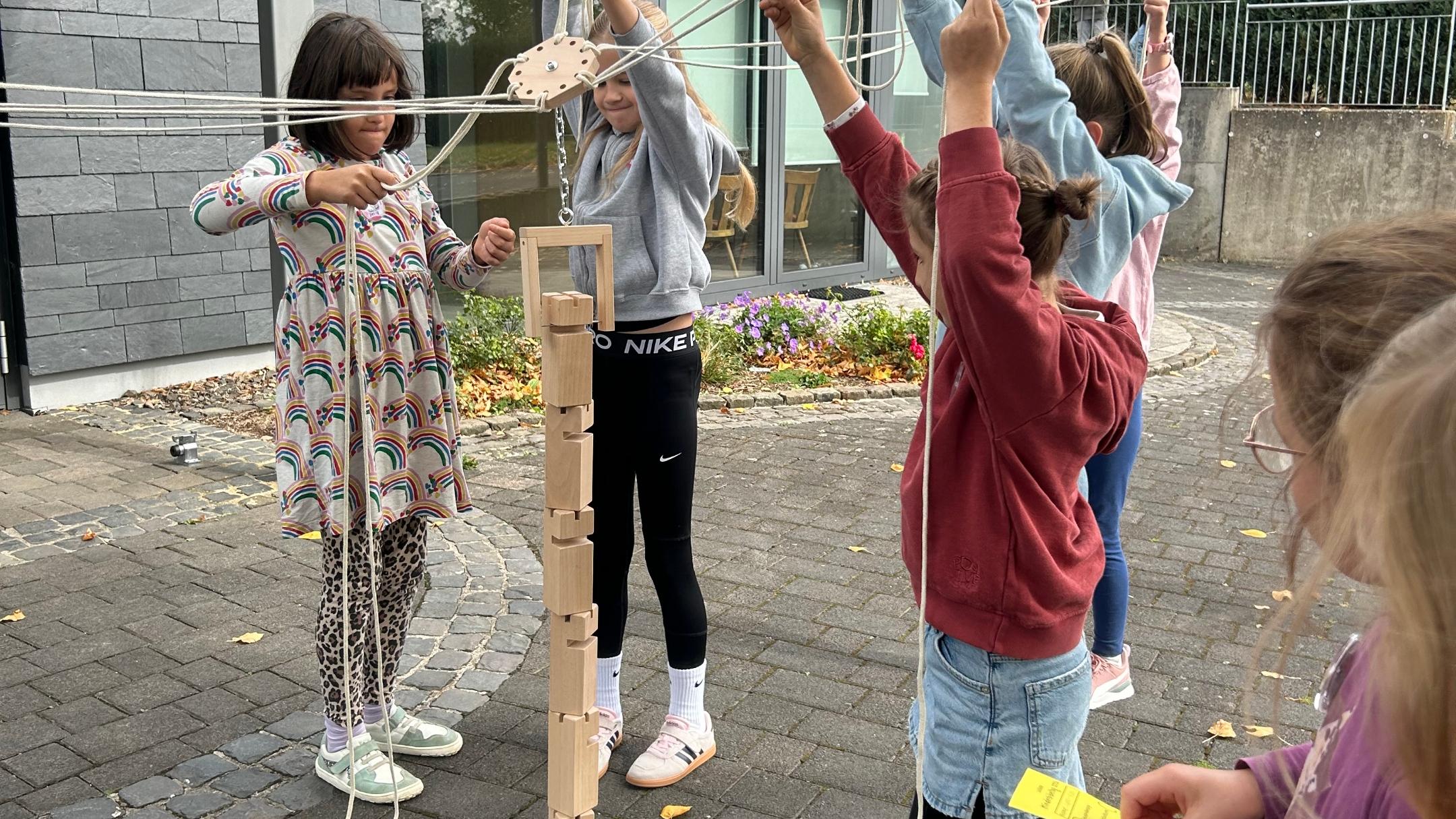Gruppe beim Bau des Fröbelturm