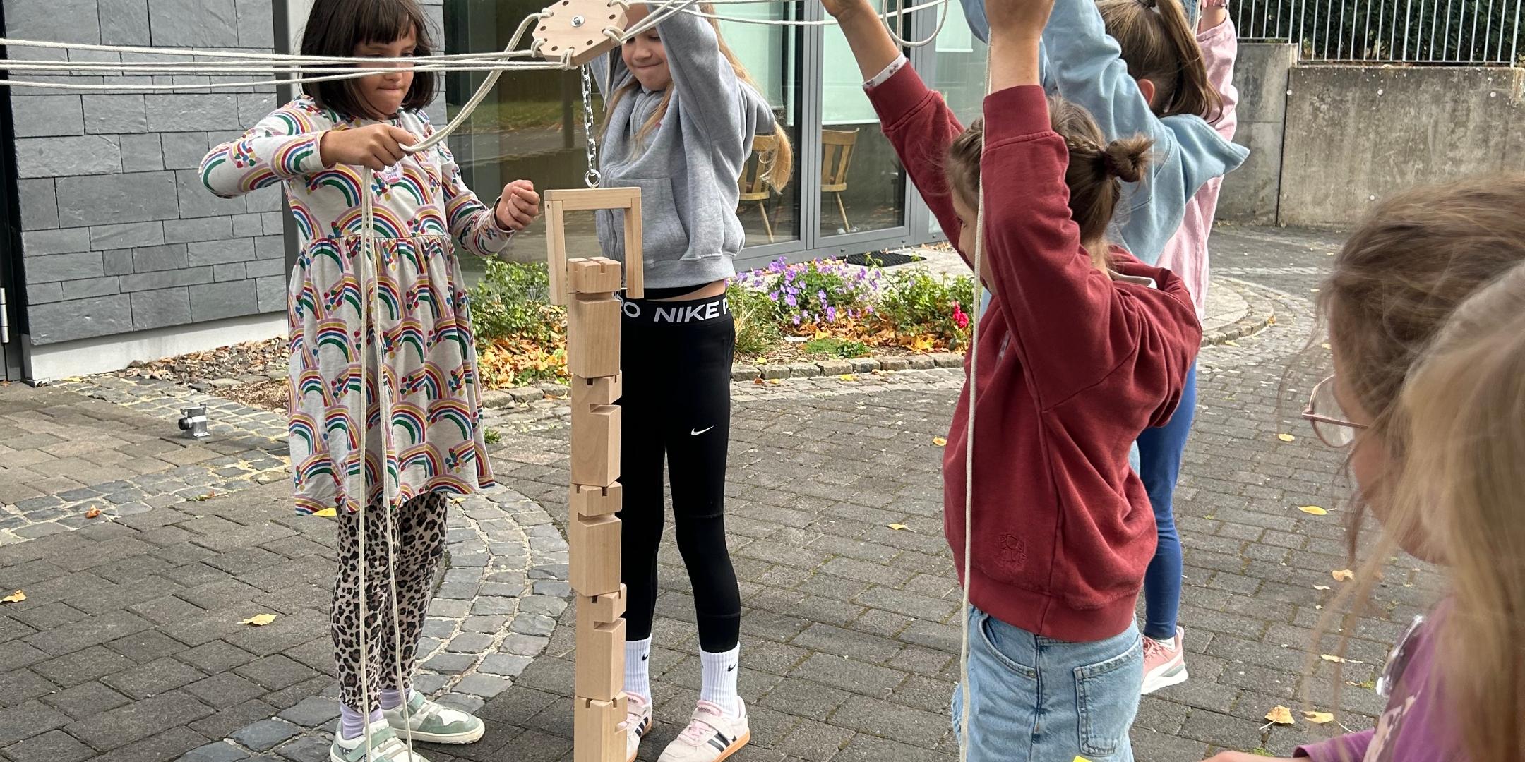 Ökumenischer Kinderbibeltag 2026 (c) Veronika Adamus Gruppe beim Bau des Fröbelturm
