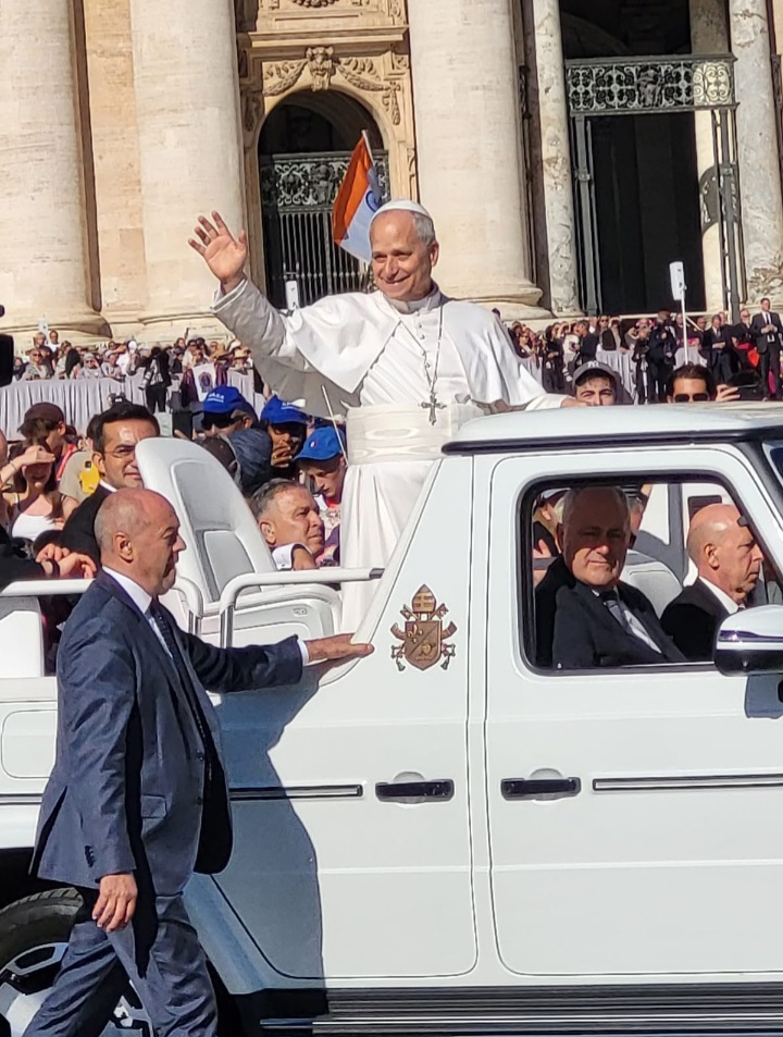 Papst Leo XIV im Papamobil (c) Barbara Wagner Papst Leo XIV im Papamobil