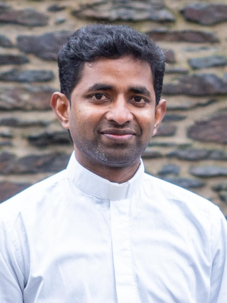 junger Mann mit schwarzem Haar