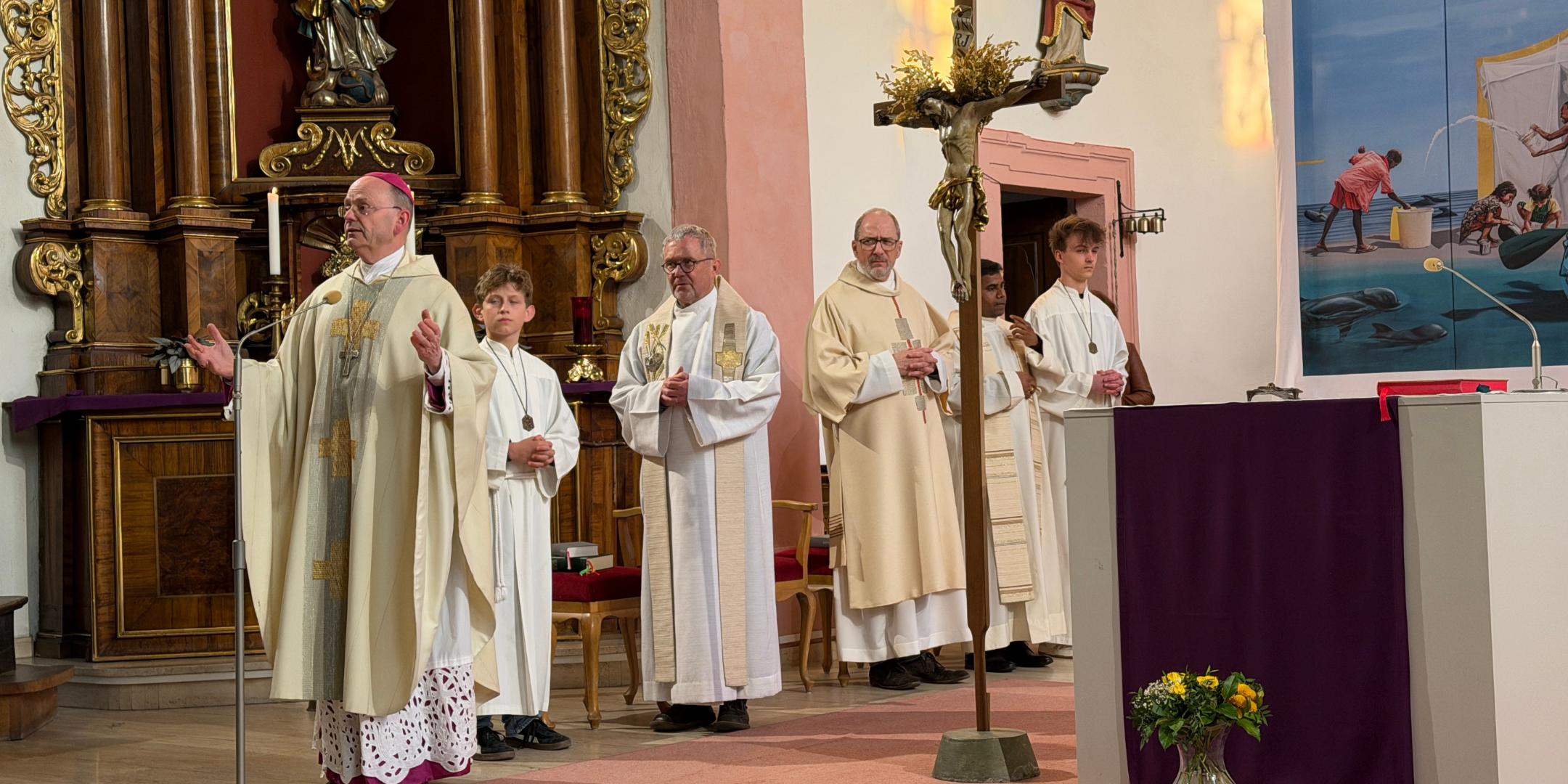 Weihbischof Brahm begrüßt die Gläubigen beim Josefstag in Simmern