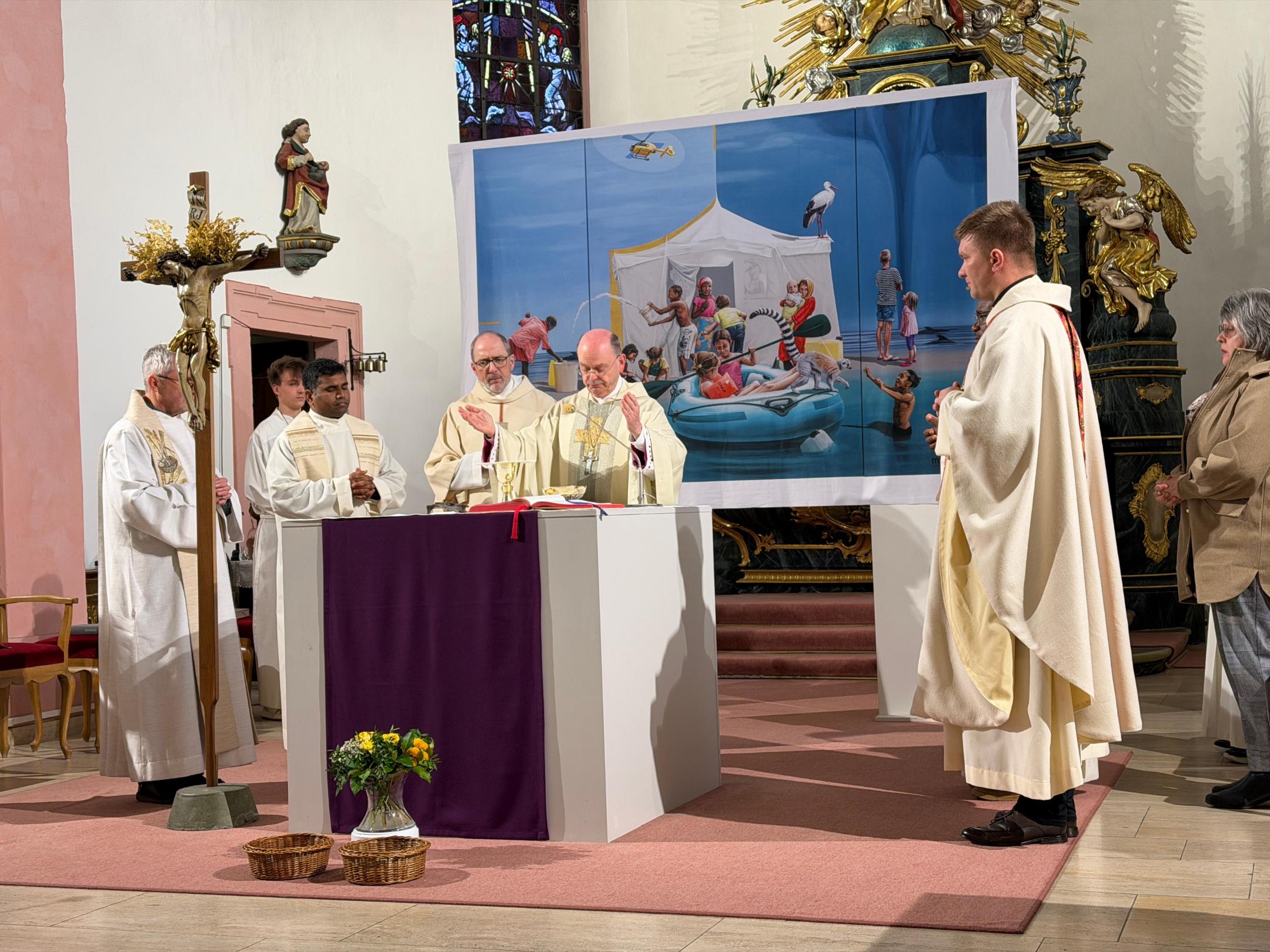 Weihbischof Brahm feiert den Gottesdienst mit weiteren Geistlichen des Pastoralen Raums
