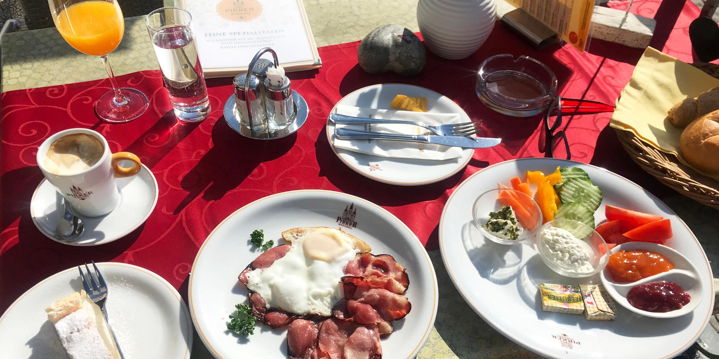 mehrere Frühstücksteller mit Speisen , dazu Saftglas und Kaffeetasse (c) Markus Manigatter in pfarrbriefservice mehrere Frühstücksteller mit Speisen , dazu Saftglas und Kaffeetasse
