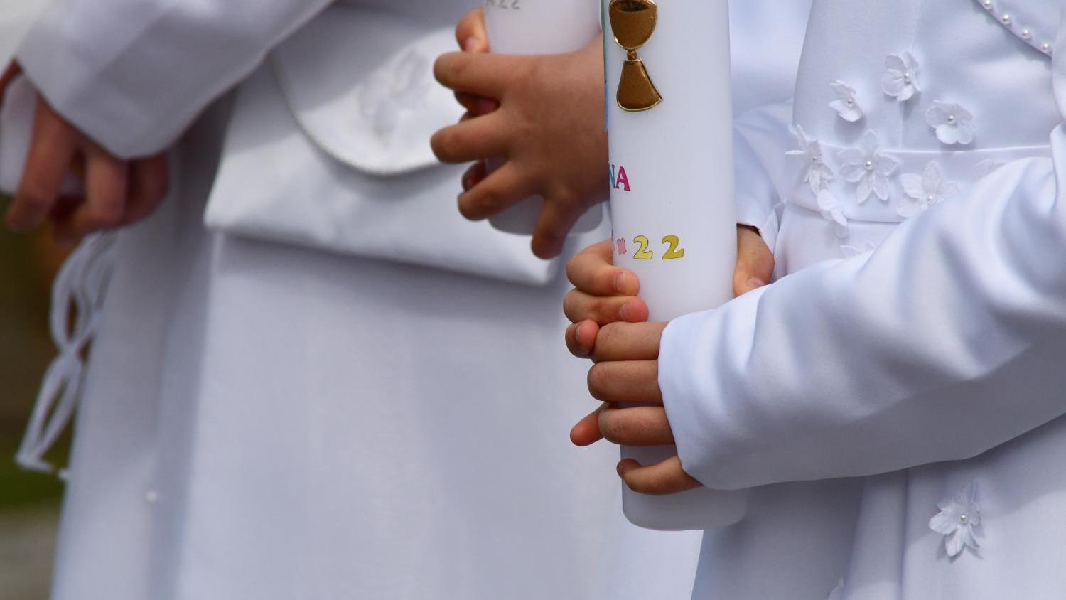 Erstkommunionkinder mit Kerzen