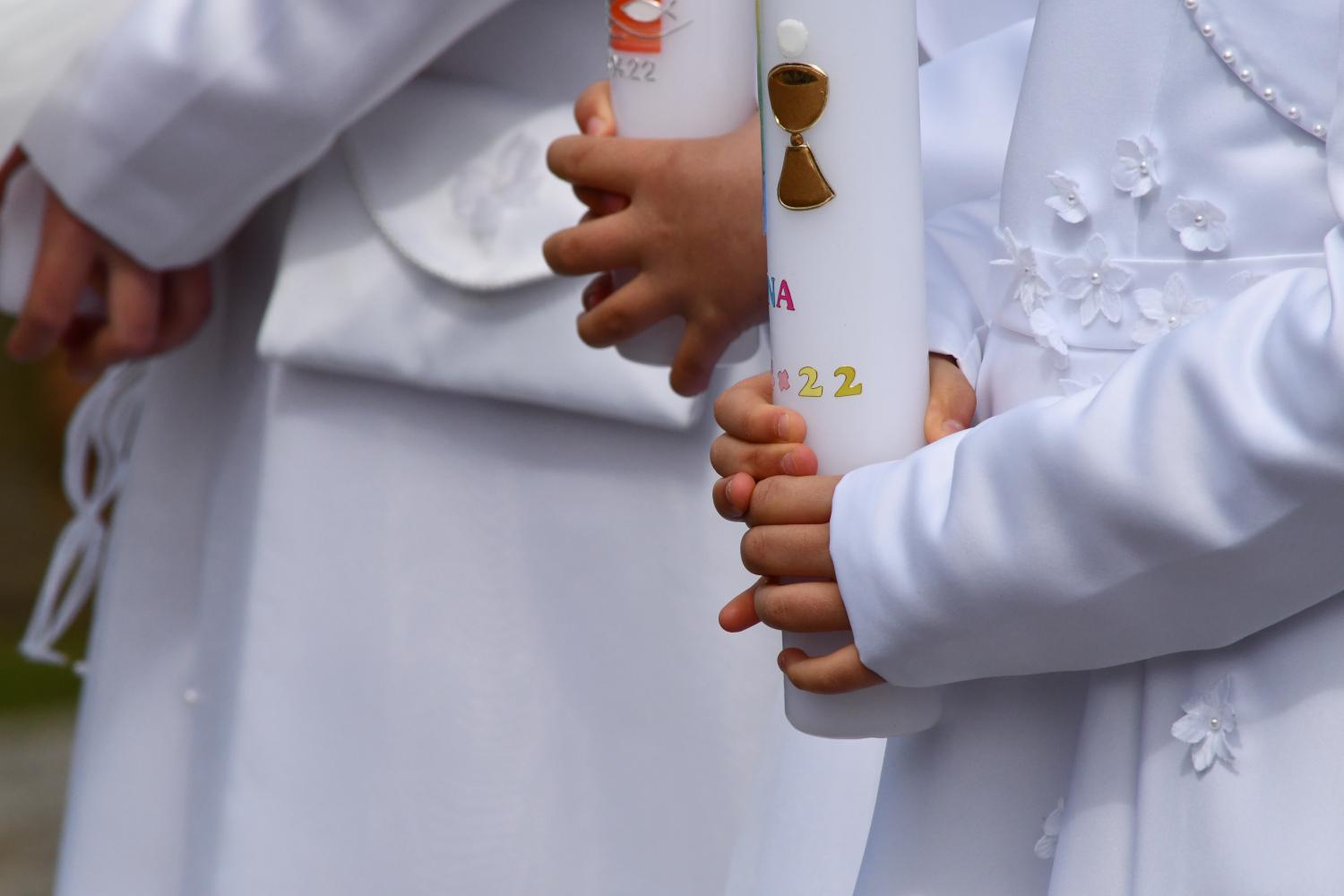 Erstkommunionkinder mit Kerzen
