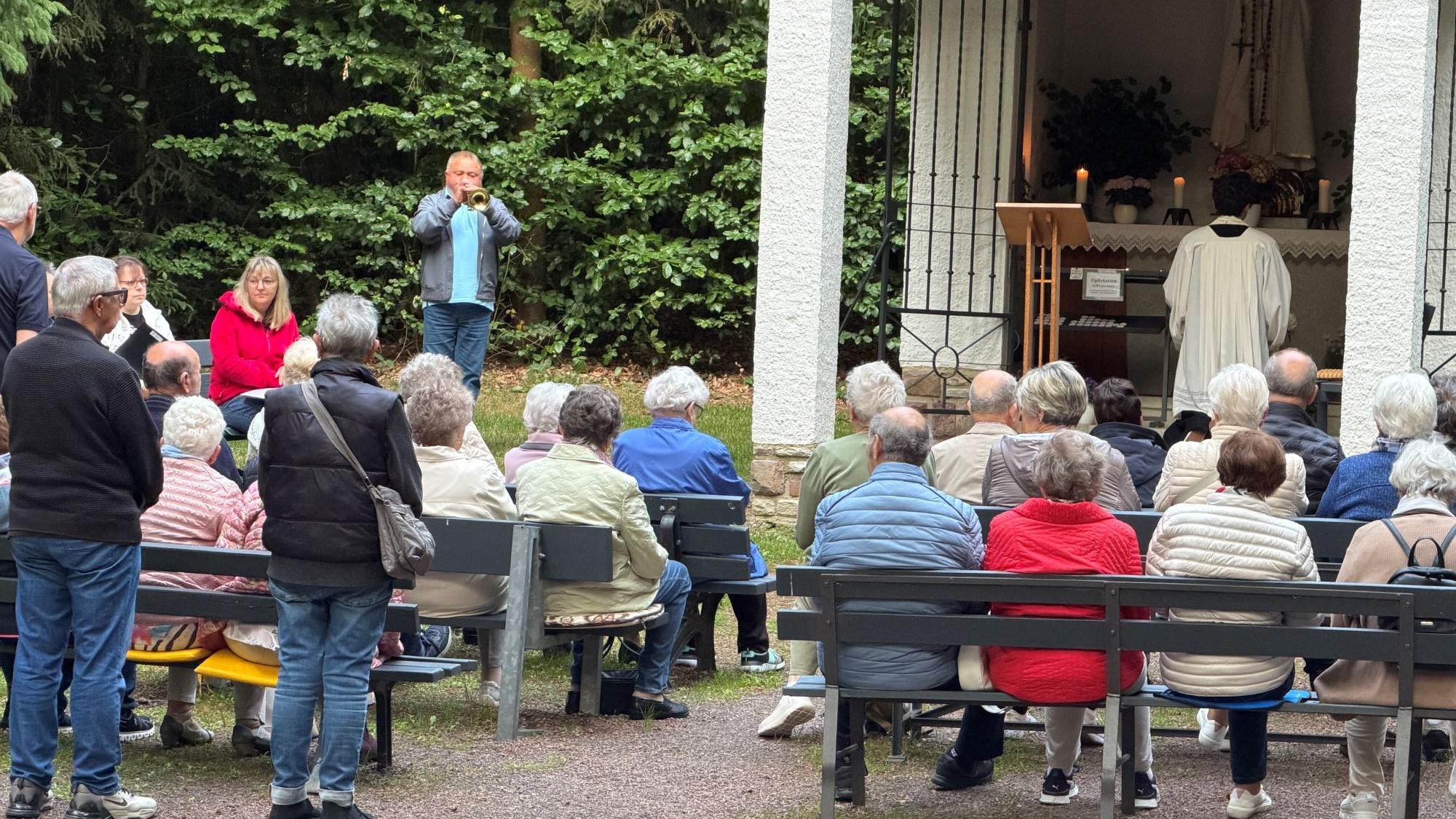 Kaplan Christian Jager an der Waldkapelle, Toni Schicke intonierte das Ave Maria von Fatima